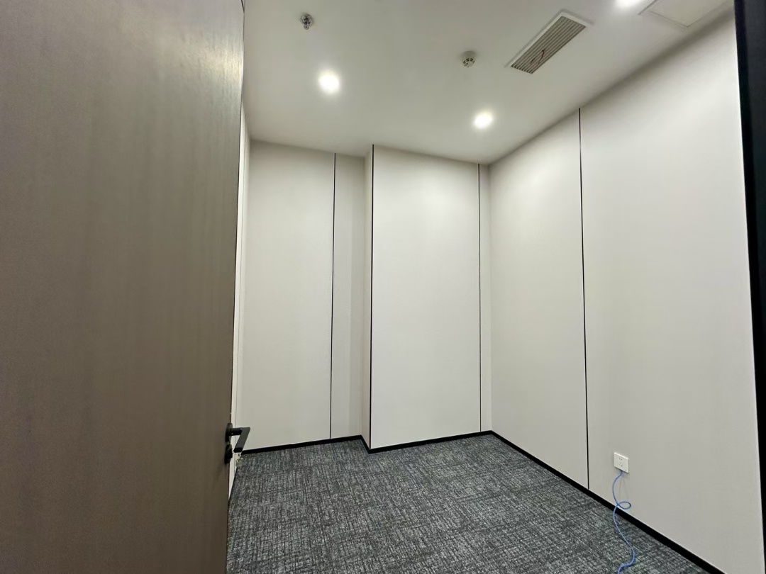 高新区孵化园地铁口小面积阳光房 137平 3隔间12工位 24小时空调含能耗费 带家具 嘉润国金中心办公室出租