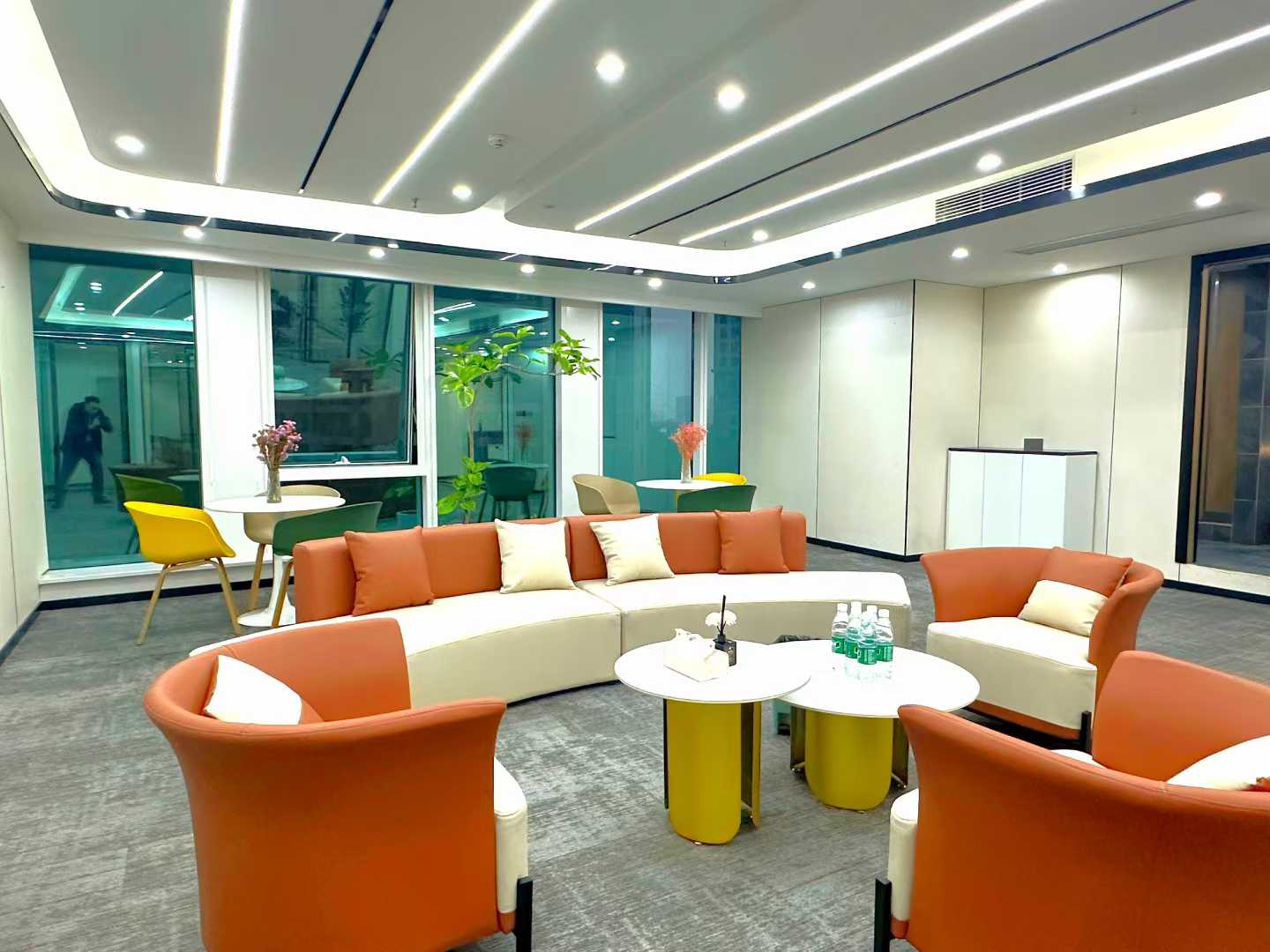 南门紧邻高新 属于锦江区 9号线芯岛地铁几百米 6隔间20工位 三面采光 看江 复地金融岛办公室出租