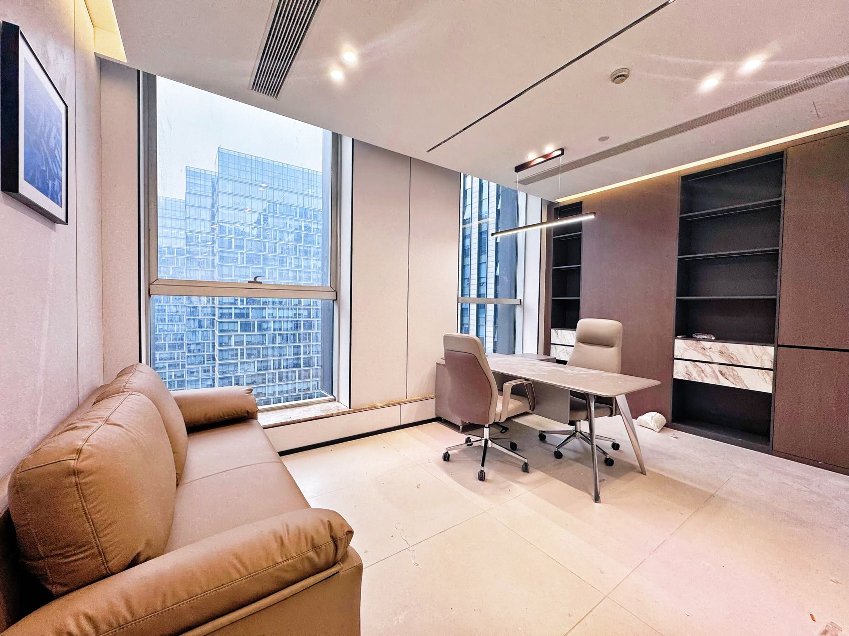 金融城24小时空调楼盘 按套出租 4隔间12工位 朝南 精装带家具 布鲁明顿办公室出租