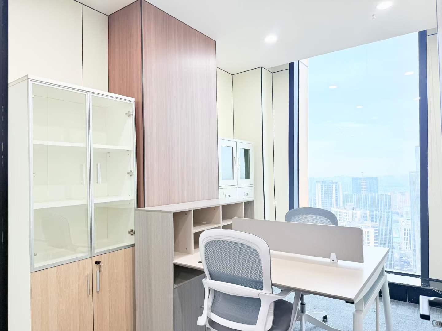 紧邻金牛万达 552平 8隔间40工位 高区电梯口 户型方正 通透 视野巴适 接待办公都可 北成8号办公室是出租