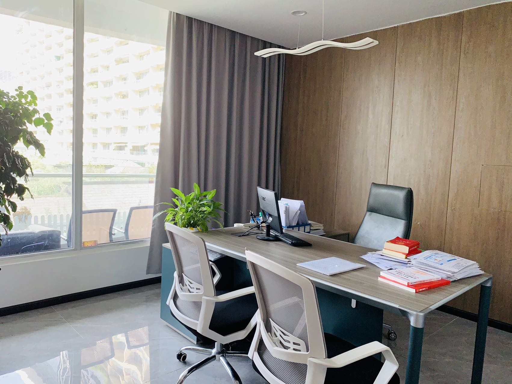 环球中心地铁口创业优质小面积 1隔间8工位 按套含物业费出租 带阳台 环球中心办公室出租