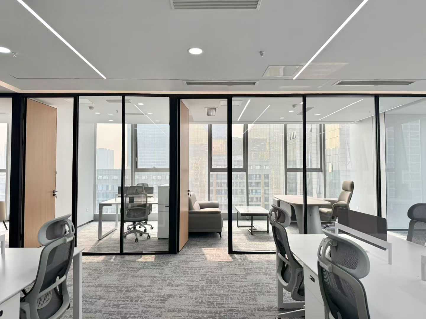 南门9号线芯岛三四百米 306平 4隔间32工位 西南双面采光 精装带家具 视野巴适 嘉润金融科技中心办公室出租