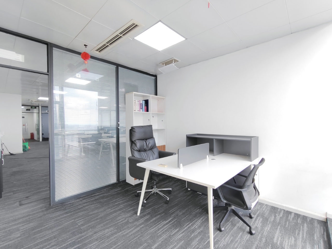 三线交汇高新区核心CBD孵化园地铁口 315平方 5隔间42工位 无加时费 奥克斯广场办公室出租