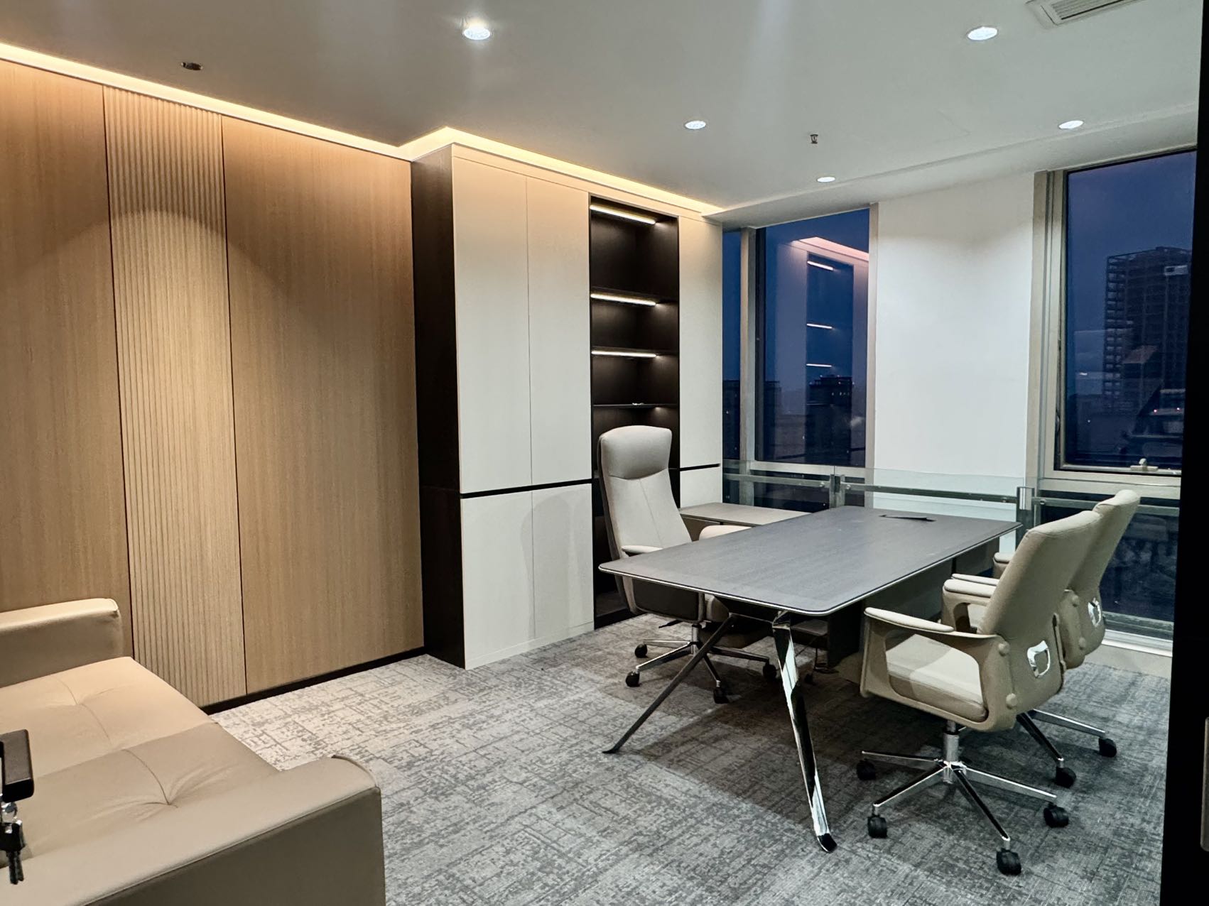 牛市口地铁附近 精品创业小户型 2隔间10工位 按套出租 近电梯口 摩根中心办公室出租