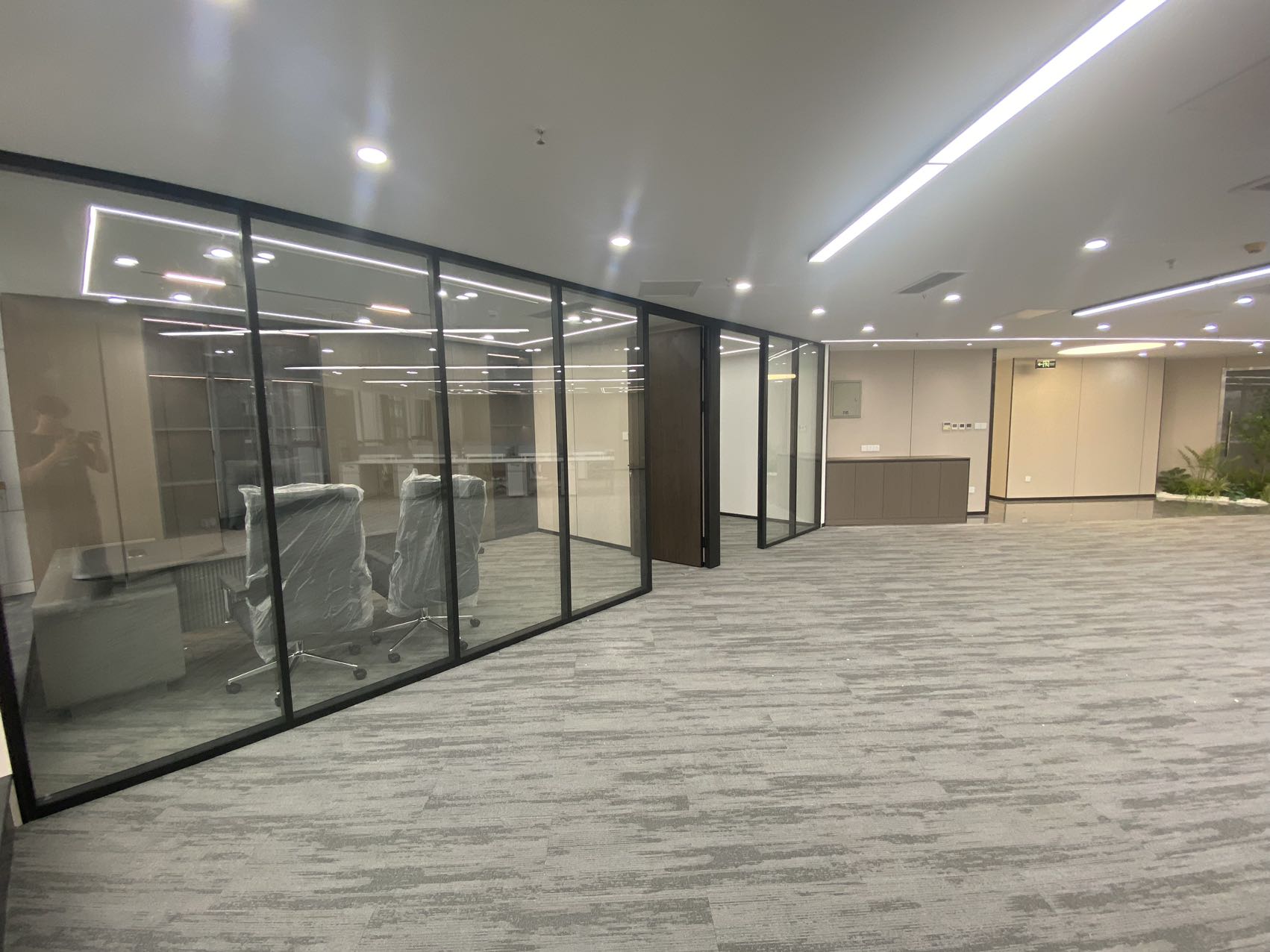 春熙路甲写 套租户型 5隔间28工位 此套无加时费 报价含物业费 时代广场办公室出租