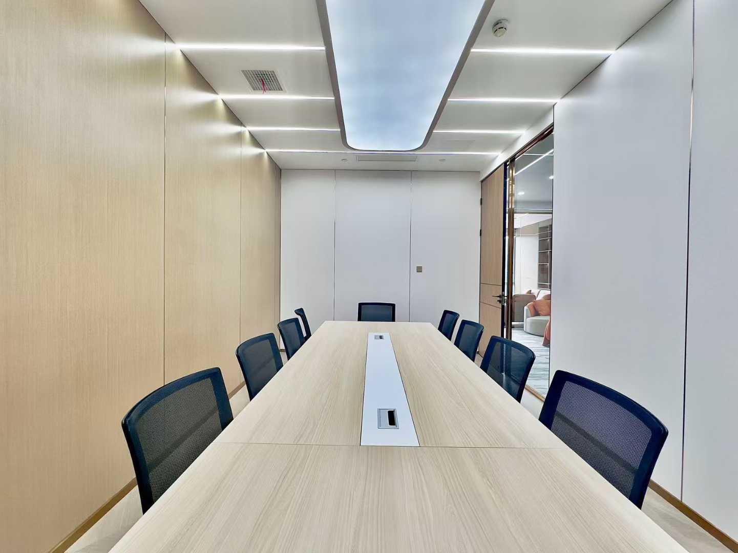 高新地铁双地铁口 产权236平方 6隔间30工位 利用率巨高 大落地窗 采光视野巴适 晶科一号办公室出租