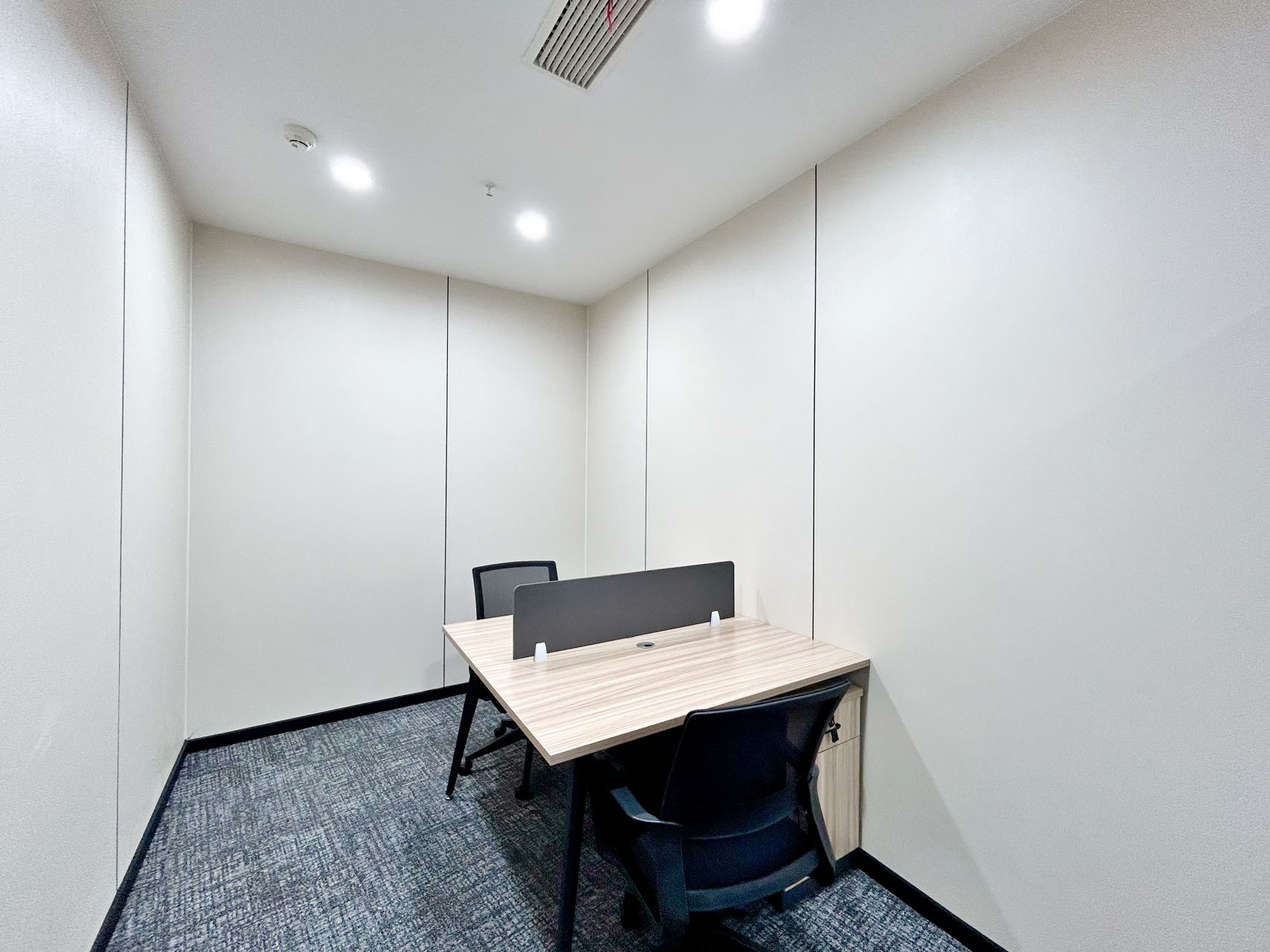 成华区杉板桥地铁四五百米 近东郊记忆 243平 4隔间24工位 落地窗 视野巴适 多弗国际办公室出租