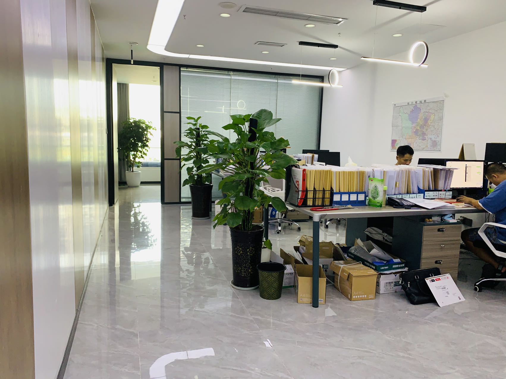 环球中心地铁口创业优质小面积 1隔间8工位 按套含物业费出租 带阳台 环球中心办公室出租