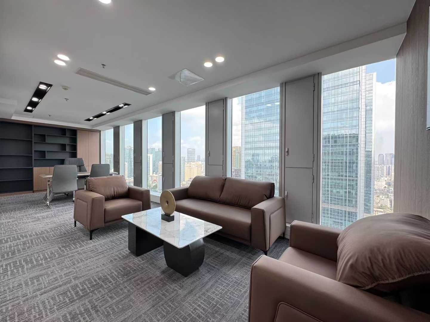 市中心春熙路商圈地铁口 282平方 4隔间27工位 工区24小时 大老板间商务配套齐全 银石广场办公室出租