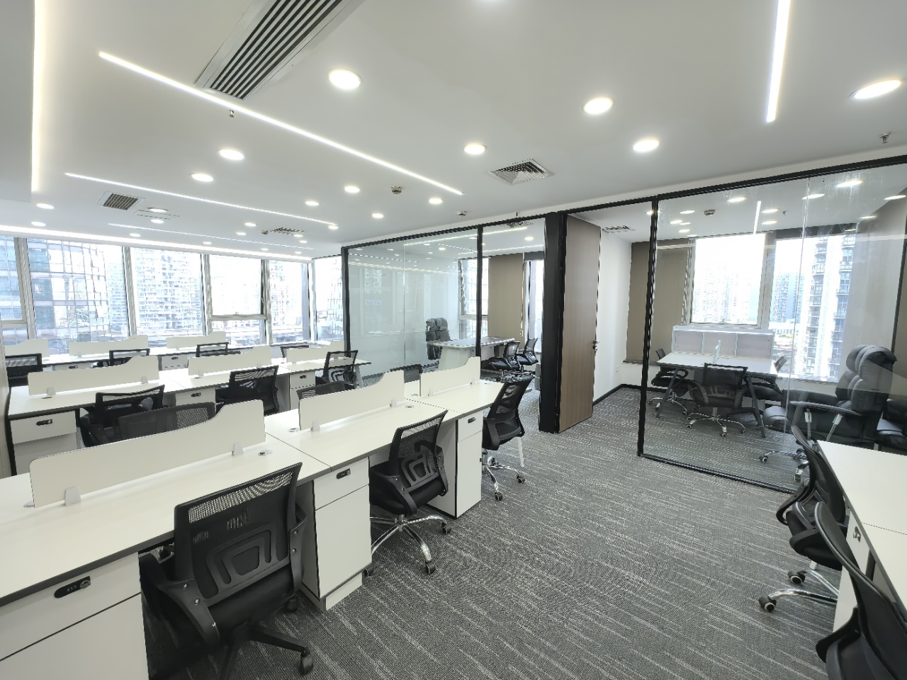 紧邻春熙路核心商圈 按套出租 4隔间36工位 双面采光 电梯口 含物业费 喜年广场办公室出租
