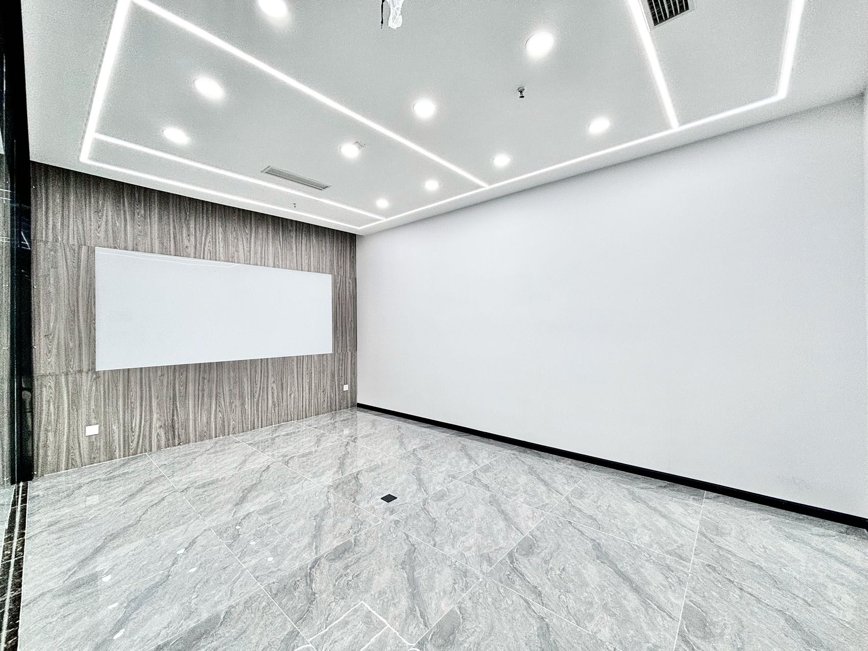 1号线高新地铁四五百米 265平方 4隔间36工位 大落地窗 含物业费 近电梯口 方正 中航城市广场办公室出租