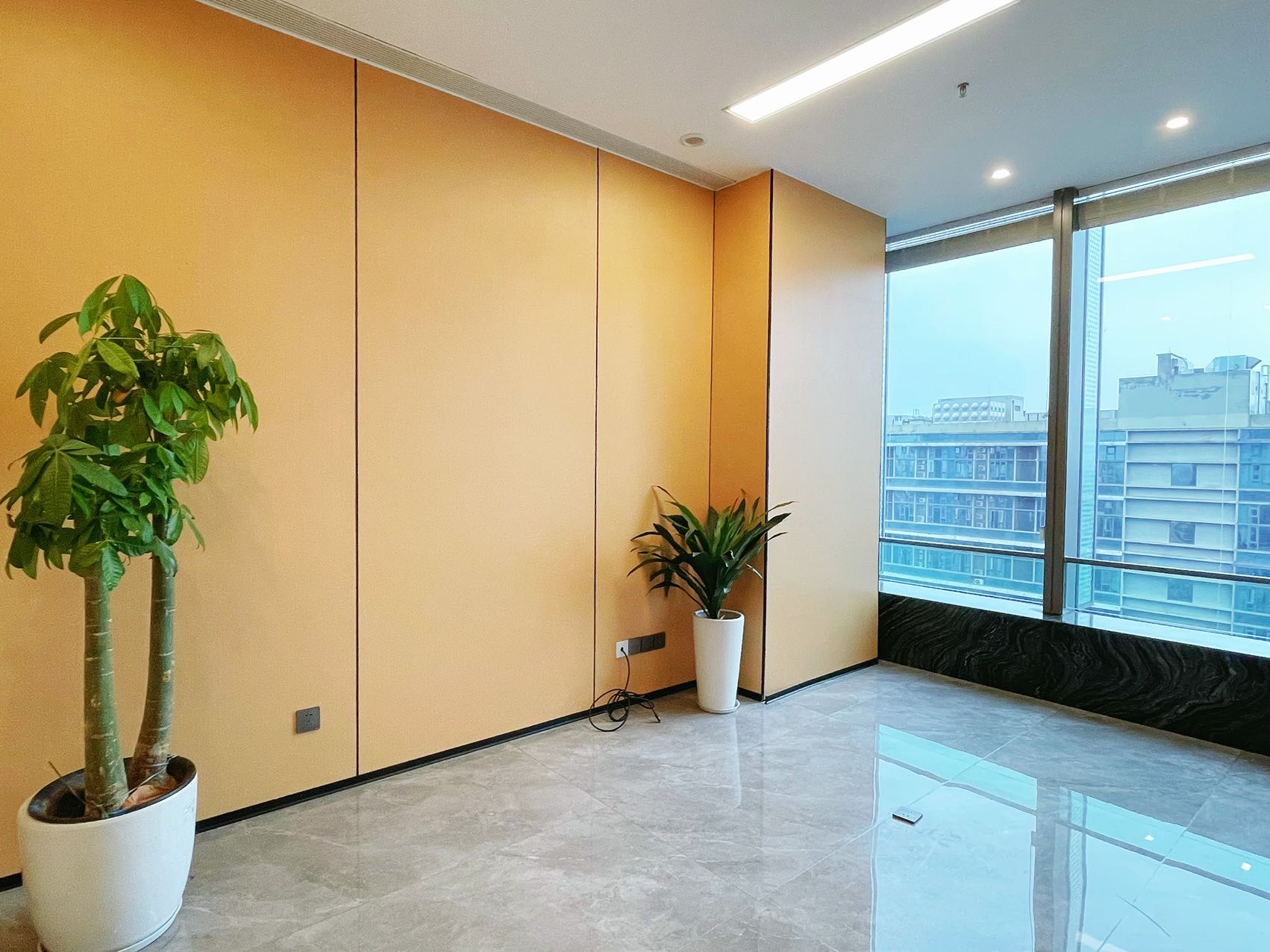 攀成钢-东大路地铁口 超甲楼盘 200平方 3隔间+会议室+20工位 高区视野 电梯口旁 环球都汇广场办公室出租