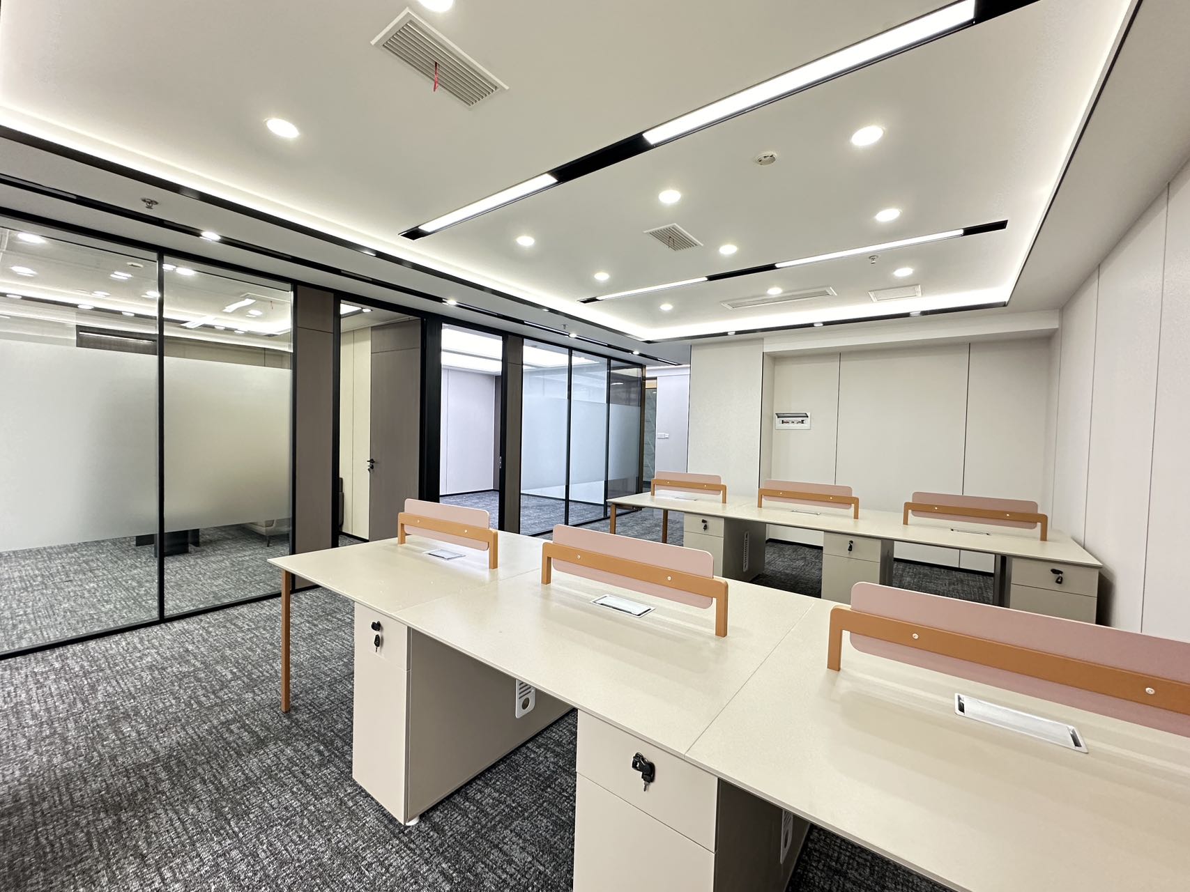 高新区孵化园地铁口 163平 3隔间12工位 24小时空调 物业含空调能耗 大会议室 嘉润国际中心办公室出租