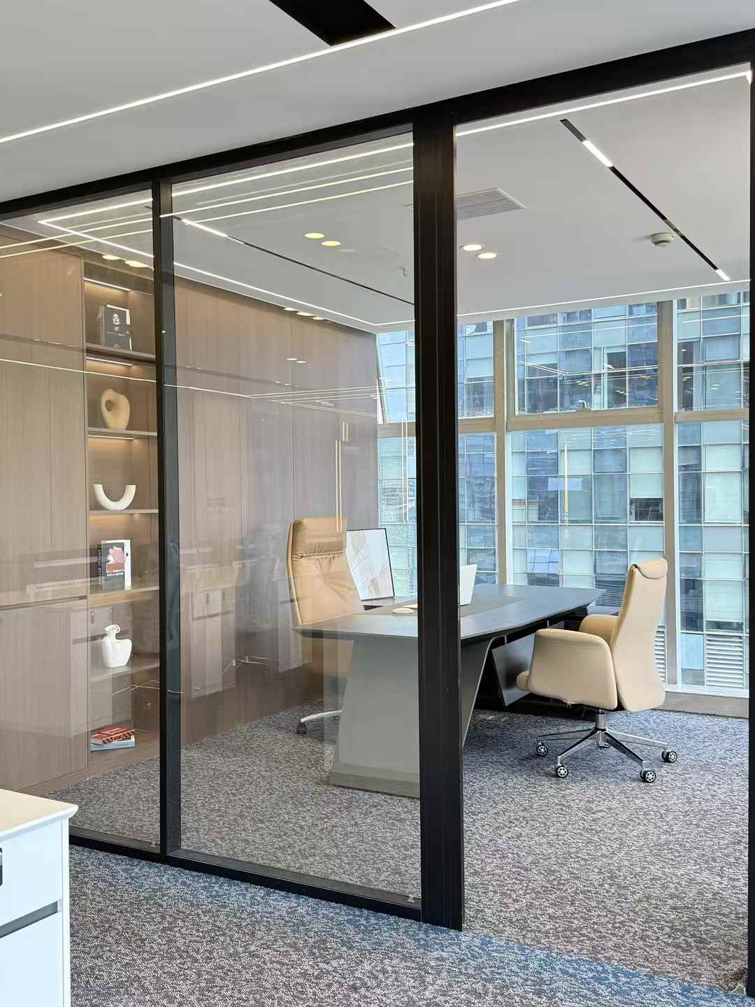 高新天府街甲级精装户型 288平 4隔间24工位 高区视野巴适 双面采光 形象墙带电子显示屏 香年广场办公室出租