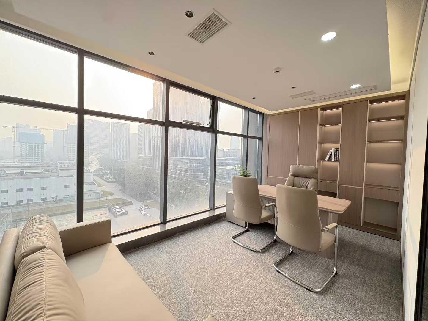 锦江区紧邻火车南站 骨折价出租 189平 4隔间16工位 精装带家具 创世纪广场办公室出租