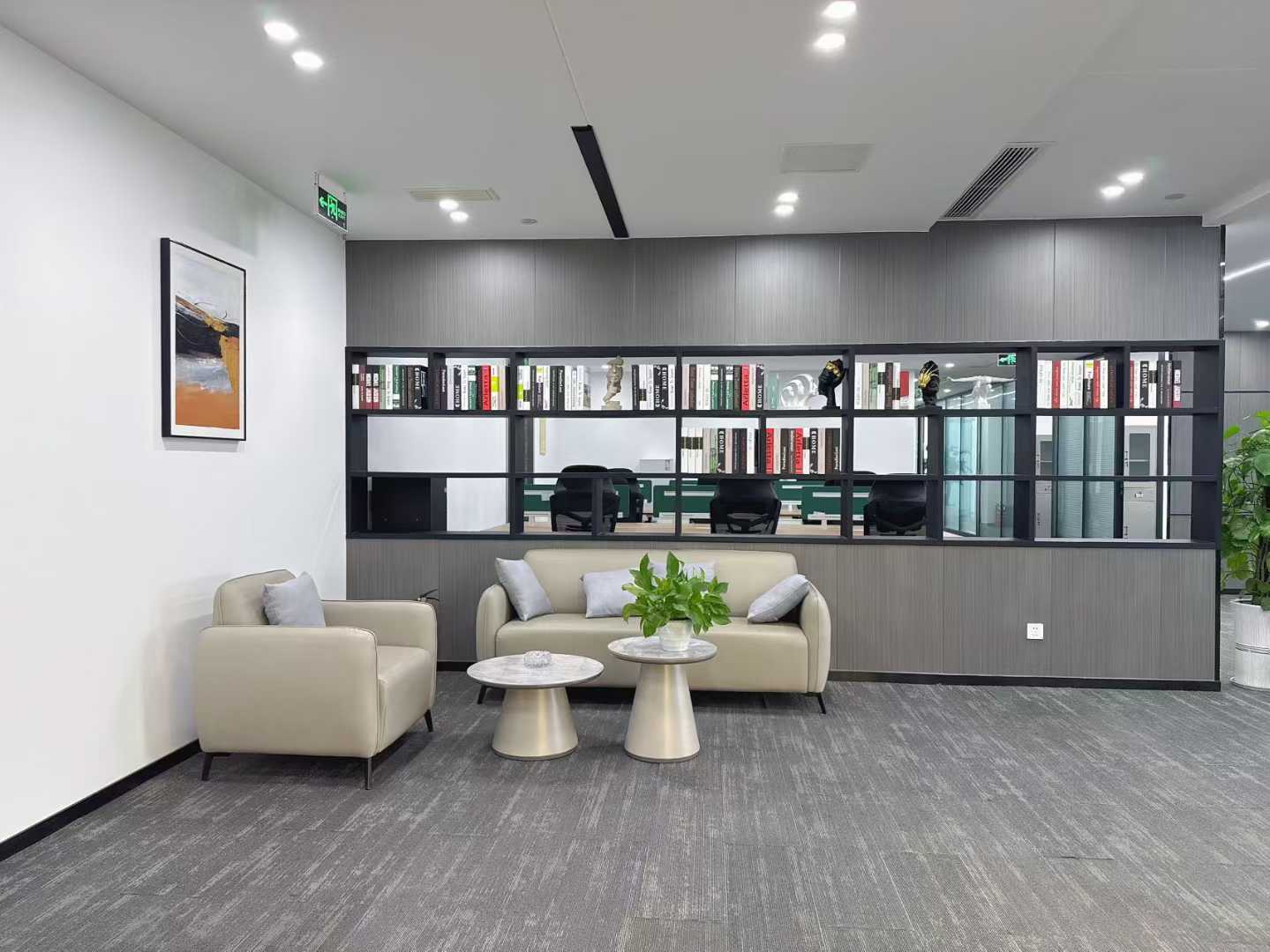 天府一街附近超甲楼盘 风水宝地 三面采光 电梯口 483平方 6隔间12工位+休息区（或者6+40） 两间国际办公室出租