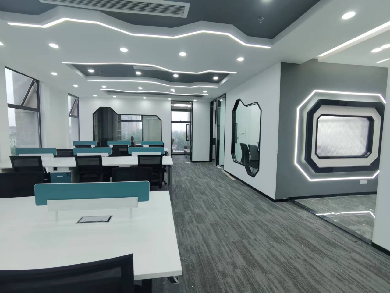 锦江区金石路地铁口按套出租 3隔间34工位 双面采光 无加时费 拎包入住 新希望中鼎国际办公室出租