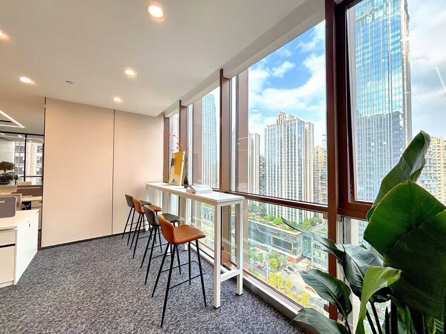 高新区世纪城地铁口甲级楼盘 391平方 5隔间50工位 双面采光 视野采光非常巴适 天祥广场办公室出租