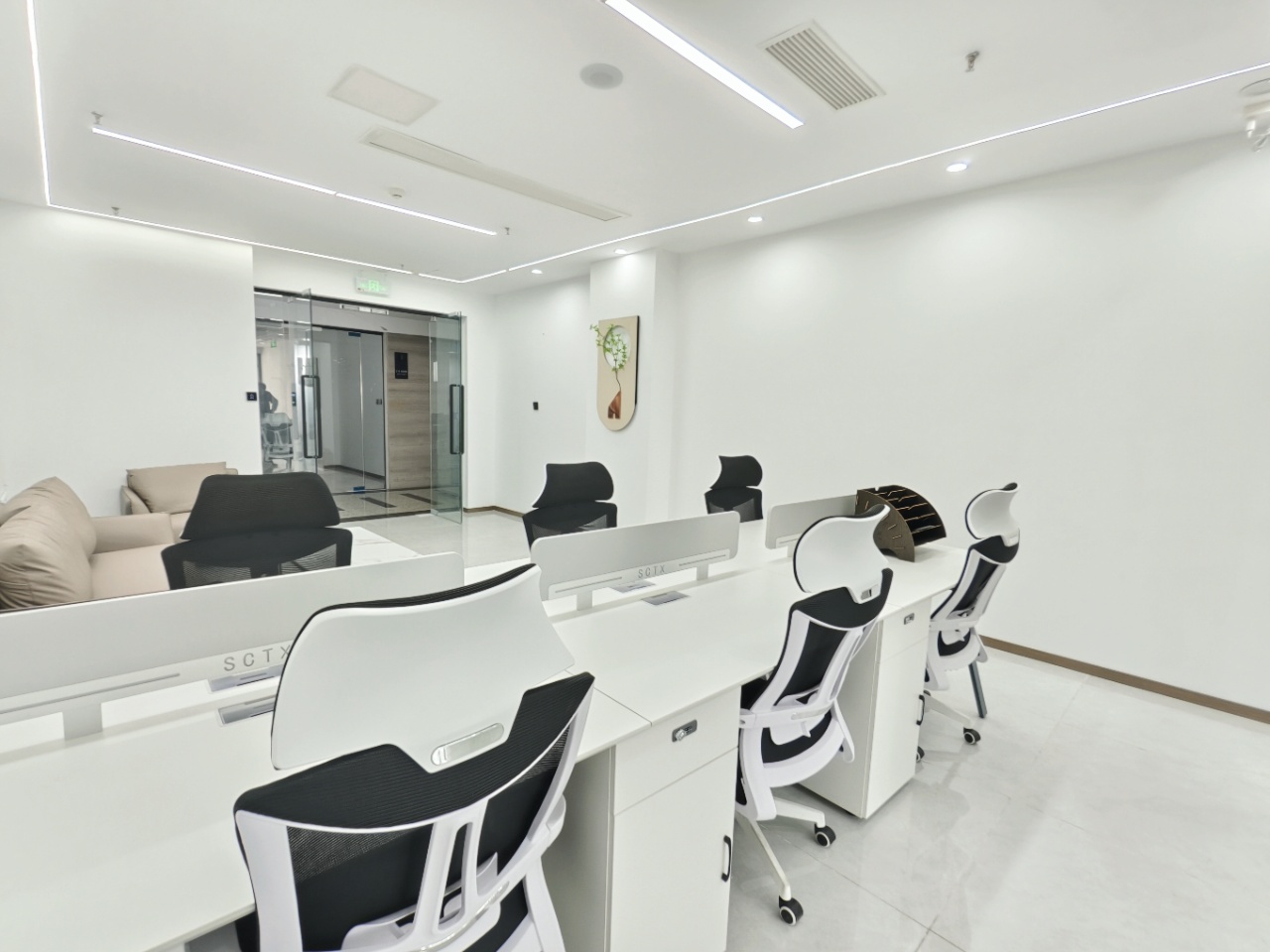 环球中心创业小面积 按套出租 2隔间12工位 大老板间 户型朝外视野巴适 6300元含物业费 创业首选