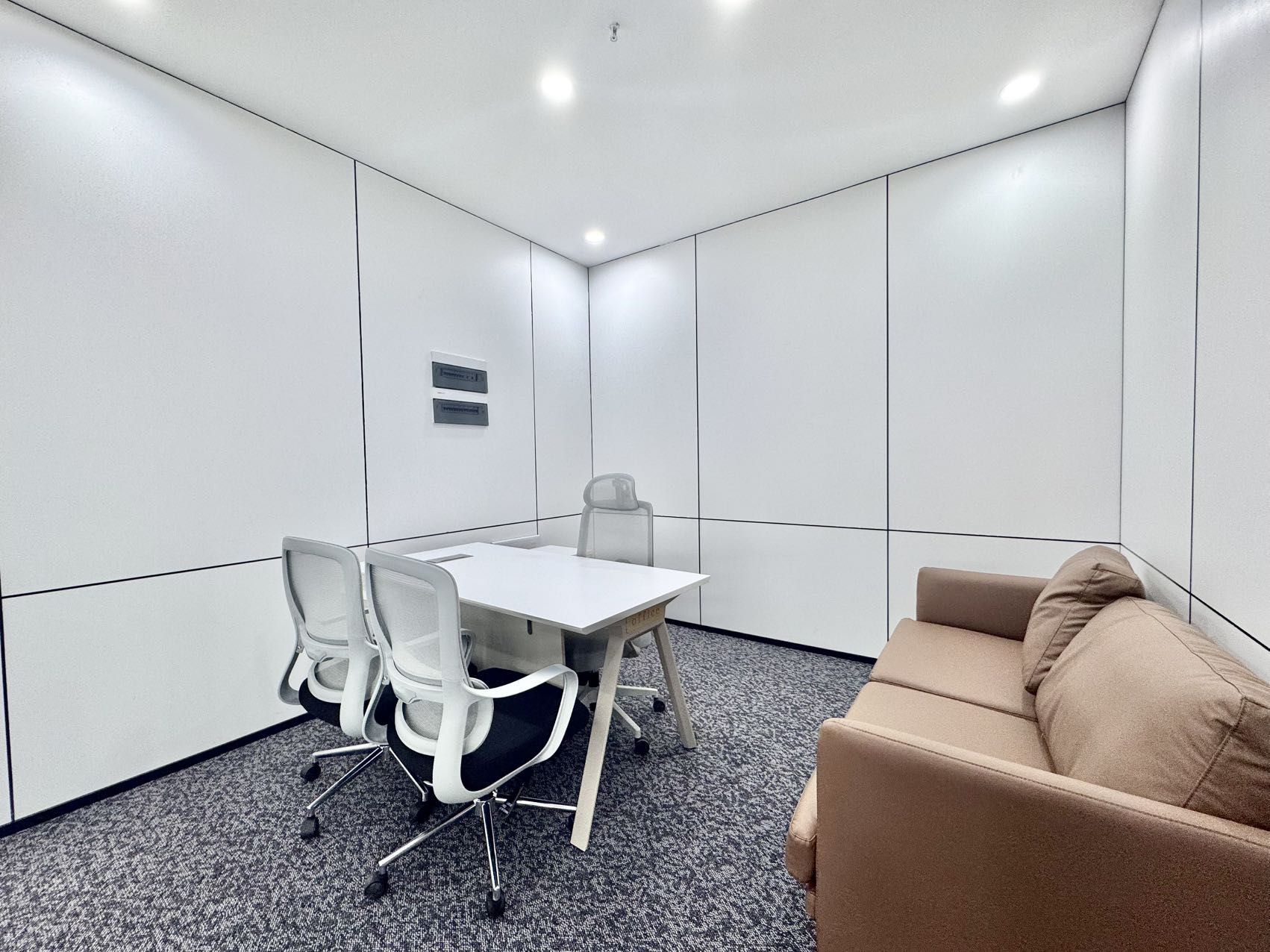 红牌楼新楼盘 电梯口双面采光户型 532平方 7隔间36工位 带大老板大会议室 24小时空调 鼎冠中心办公室出租