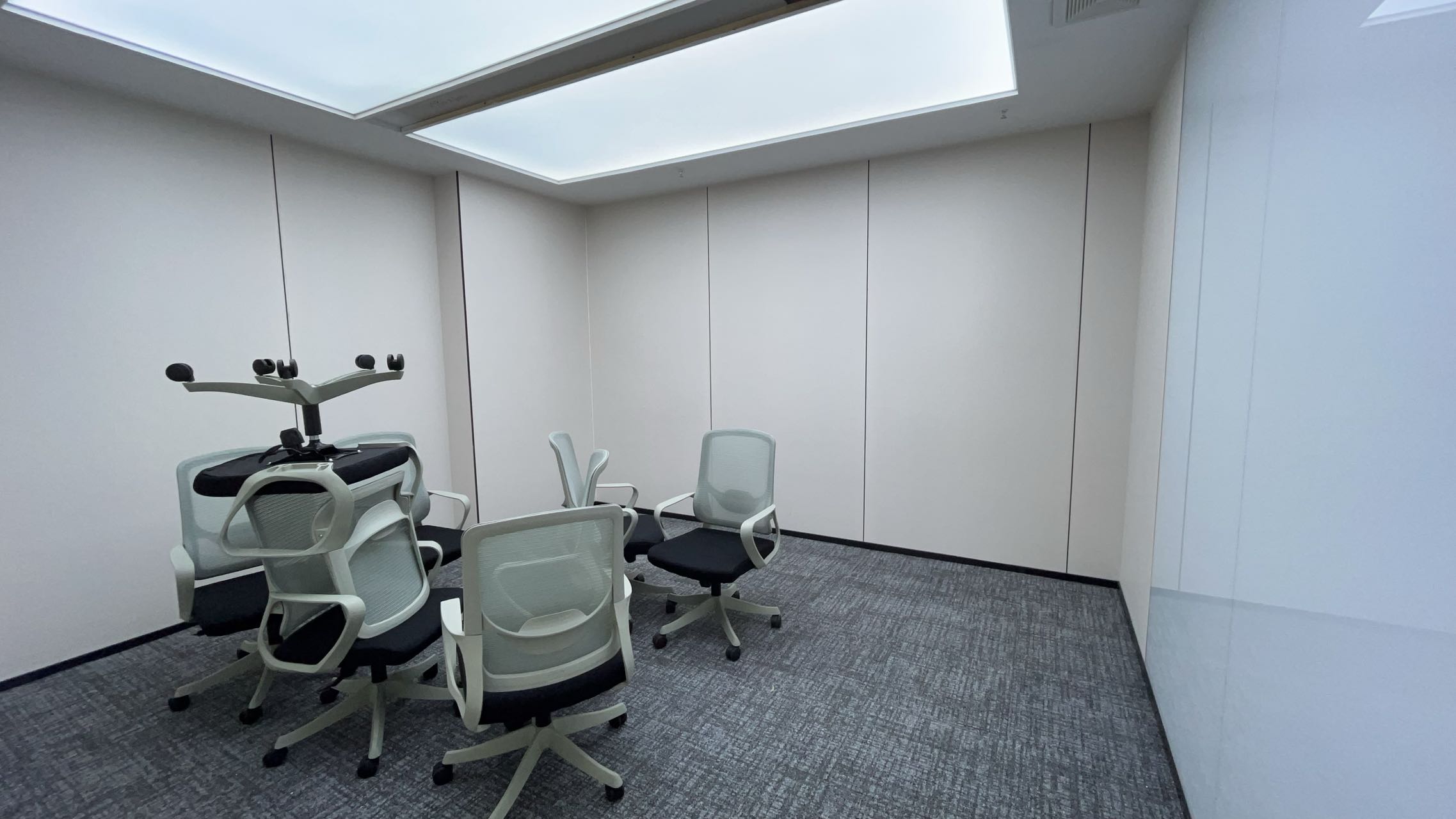 孵化园地铁口+电梯口户型 263平方 3隔间30工位 精装带家具 24小时恒温空调 嘉润国金中心办公室出租