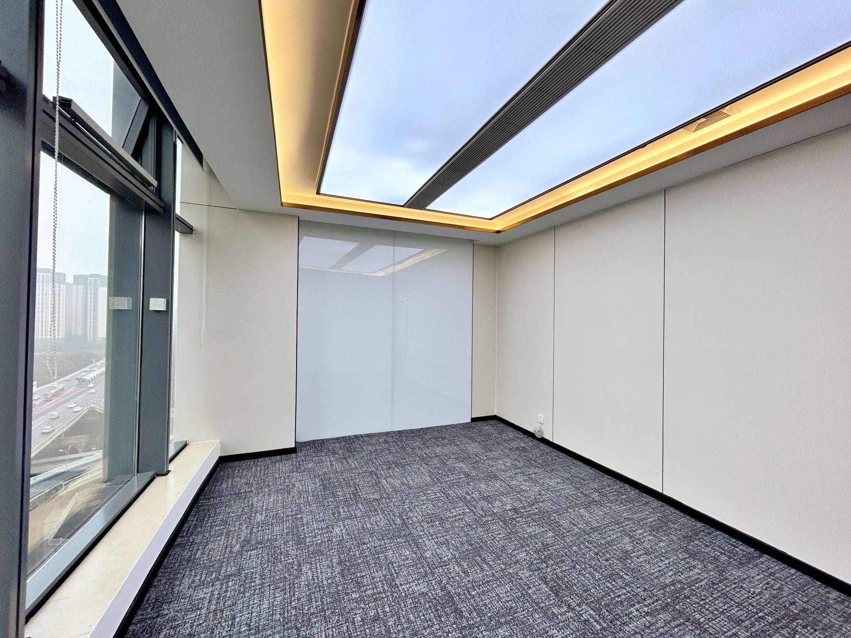 成华区杉板桥地铁四五百米 近东郊记忆 243平 4隔间24工位 落地窗 视野巴适 多弗国际办公室出租