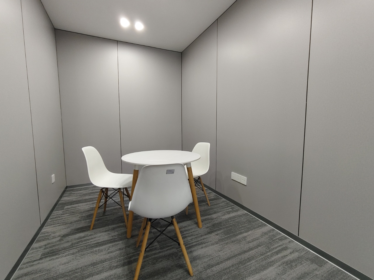 高新区孵化园地铁400米 355平方 5隔间40工位 户型方正 精装带家具 三线地铁交汇 新中泰国际办公室出租