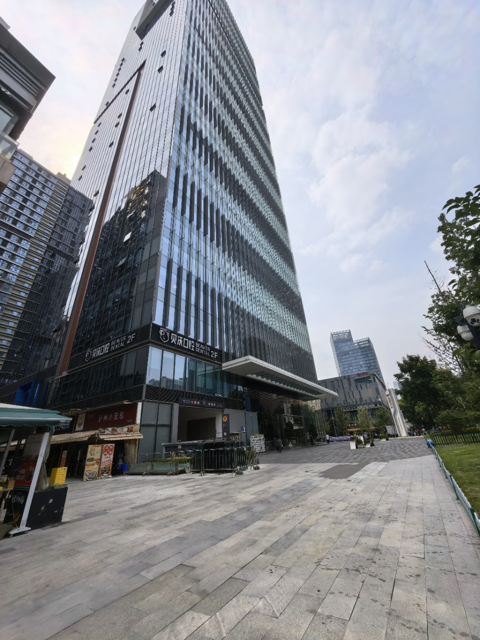 攀成钢-东大路地铁口 超甲楼盘 200平方 3隔间+会议室+20工位 高区视野 电梯口旁 环球都汇广场办公室出租