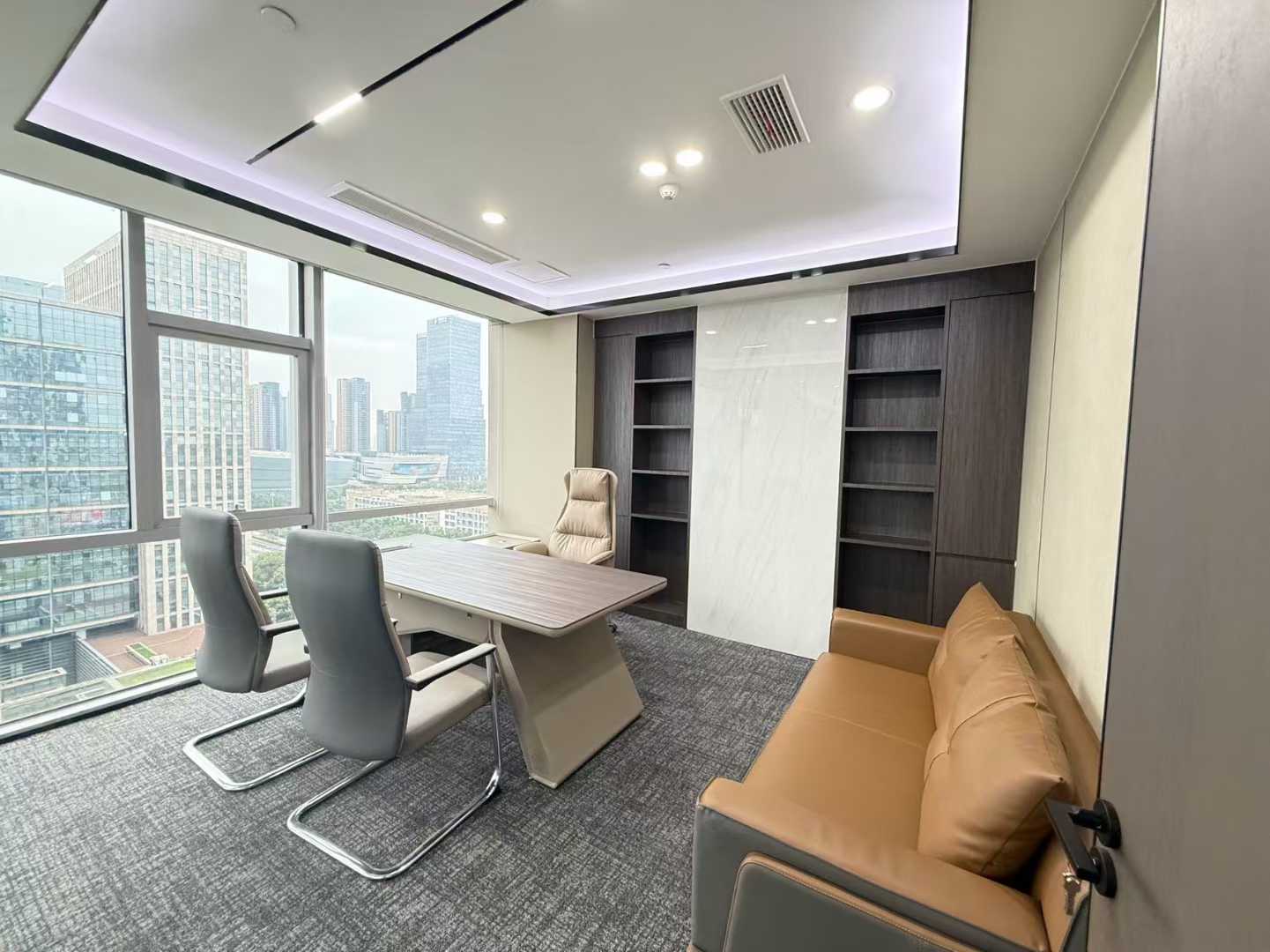高新区孵化园地铁口 正东朝向 208.52平 4隔间18工位 视野开阔 带家具 环境好 嘉润国金中心办公室出租