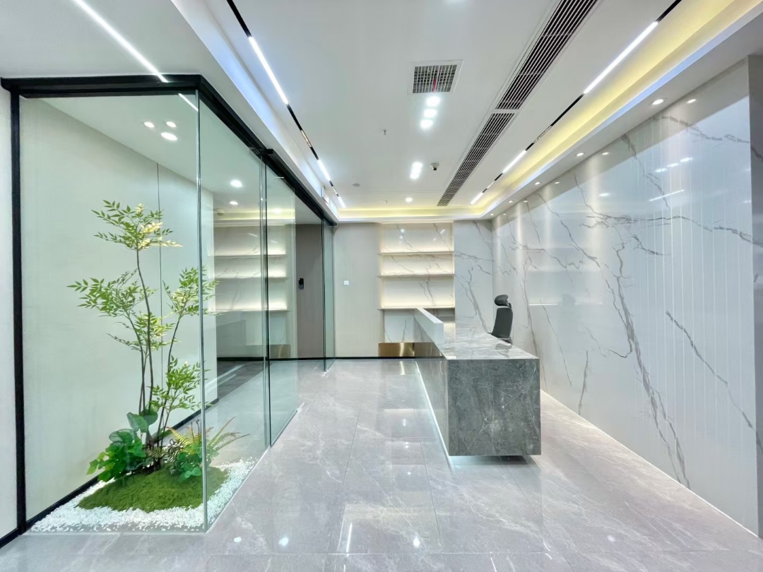 高新区风水宝地 超甲楼盘 437平产权面积 8隔间40工位带小阳台 全新配置 业主直租 带家具 两江国际办公室出租