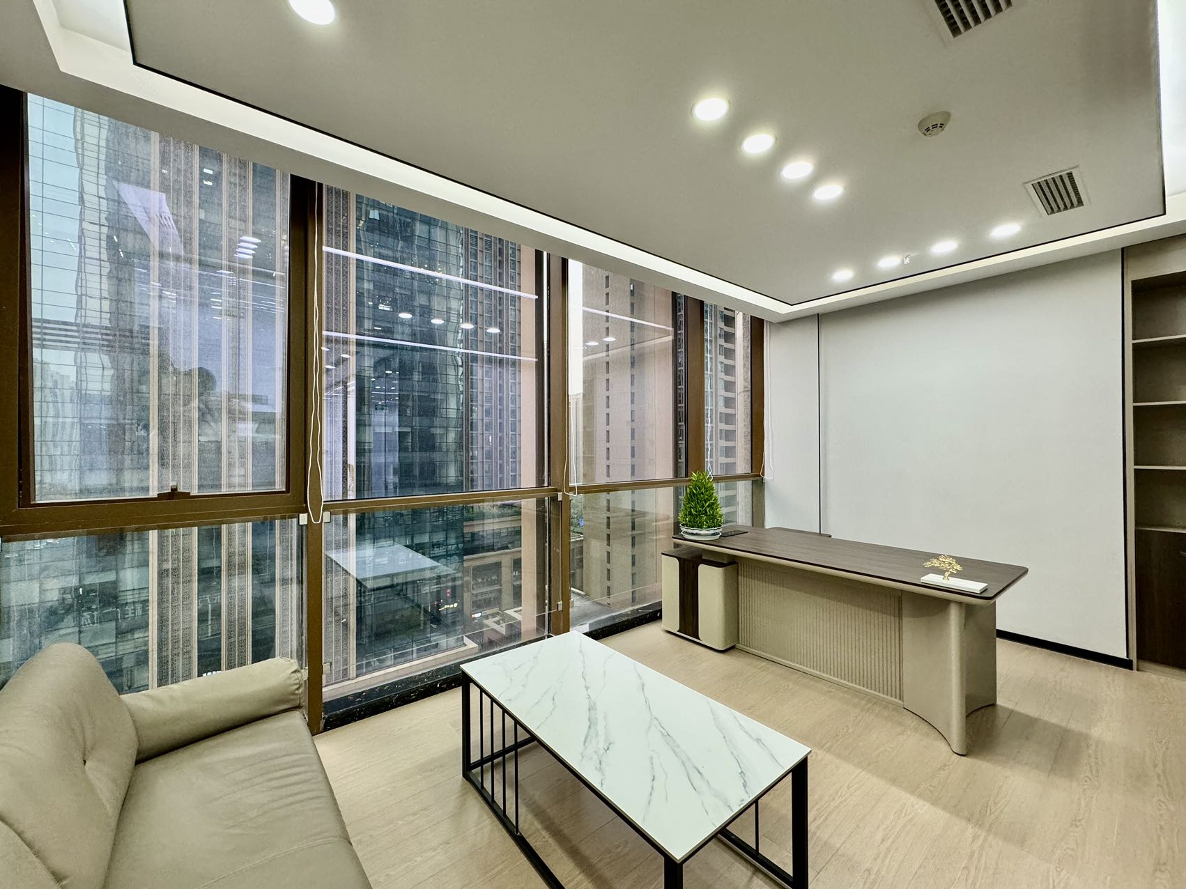 世纪城地铁口精致小面积 3隔间12工位 报价含物业费 精致现代风格 适合创业办事处 东方希望天祥办公室出租