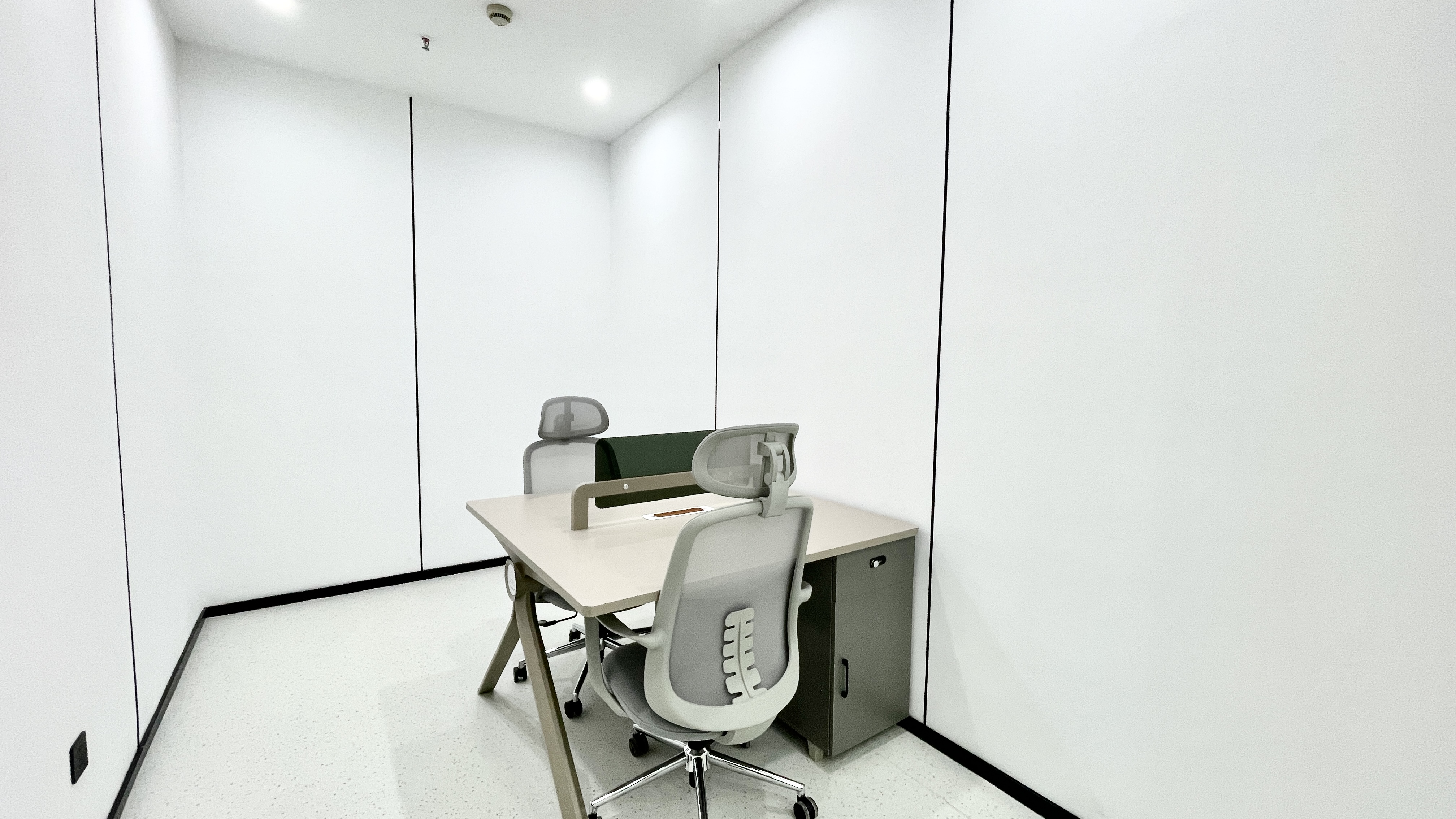 金融城版块5号线市一医院三四百米 246.4平方 4隔间19工位 整层打造带休息区 天府新谷办公室出租