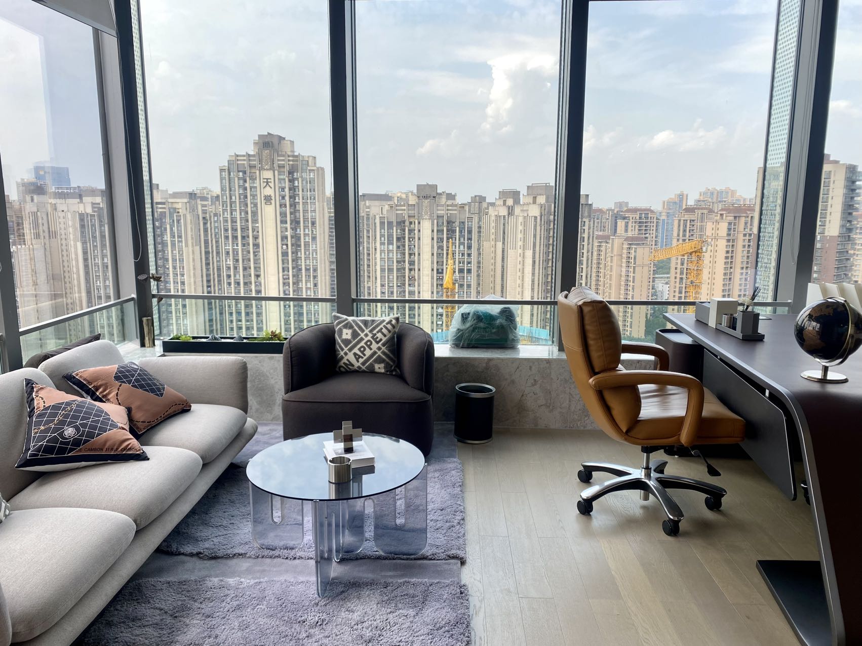 攀成钢超甲写字楼 豪装房 220平 5隔间12工位 双面采光 视野采光舒服 IMP环球都汇广场办公室出租