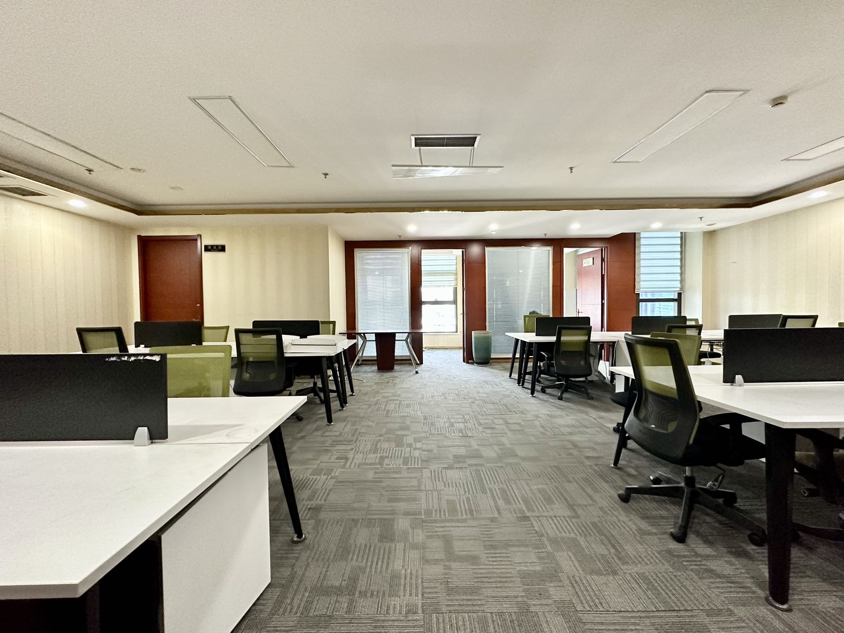 孵化园大气国企风 中式装修 半层出租 24小时空调 1000平方 20个隔间60工位  大气前台 中航国际交流中心办公室出租