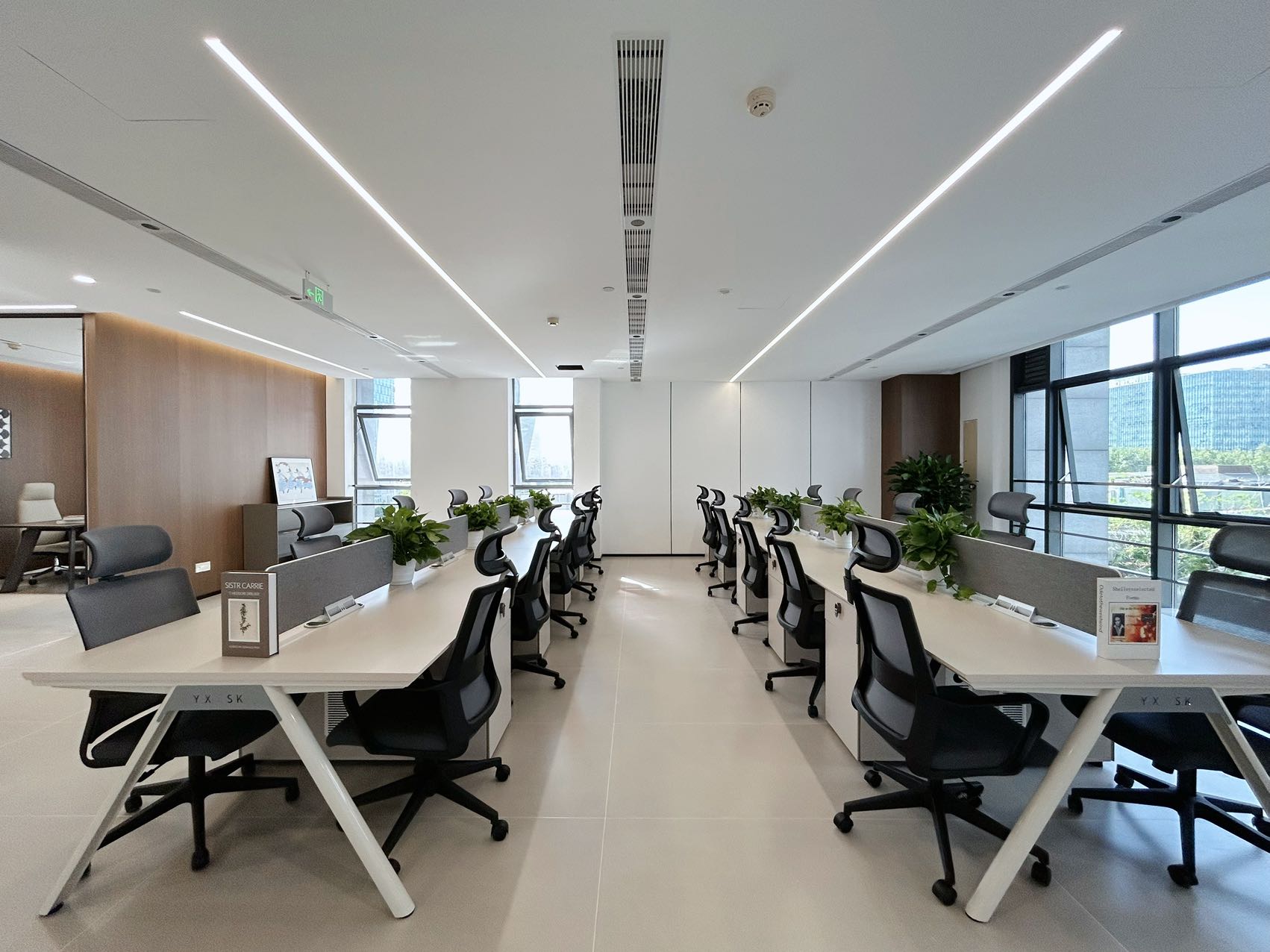 天府三街三面采光户型 5隔间25工位 带前台 动静分区 报价含物业费 高档家具配置 航兴国际办公室出租