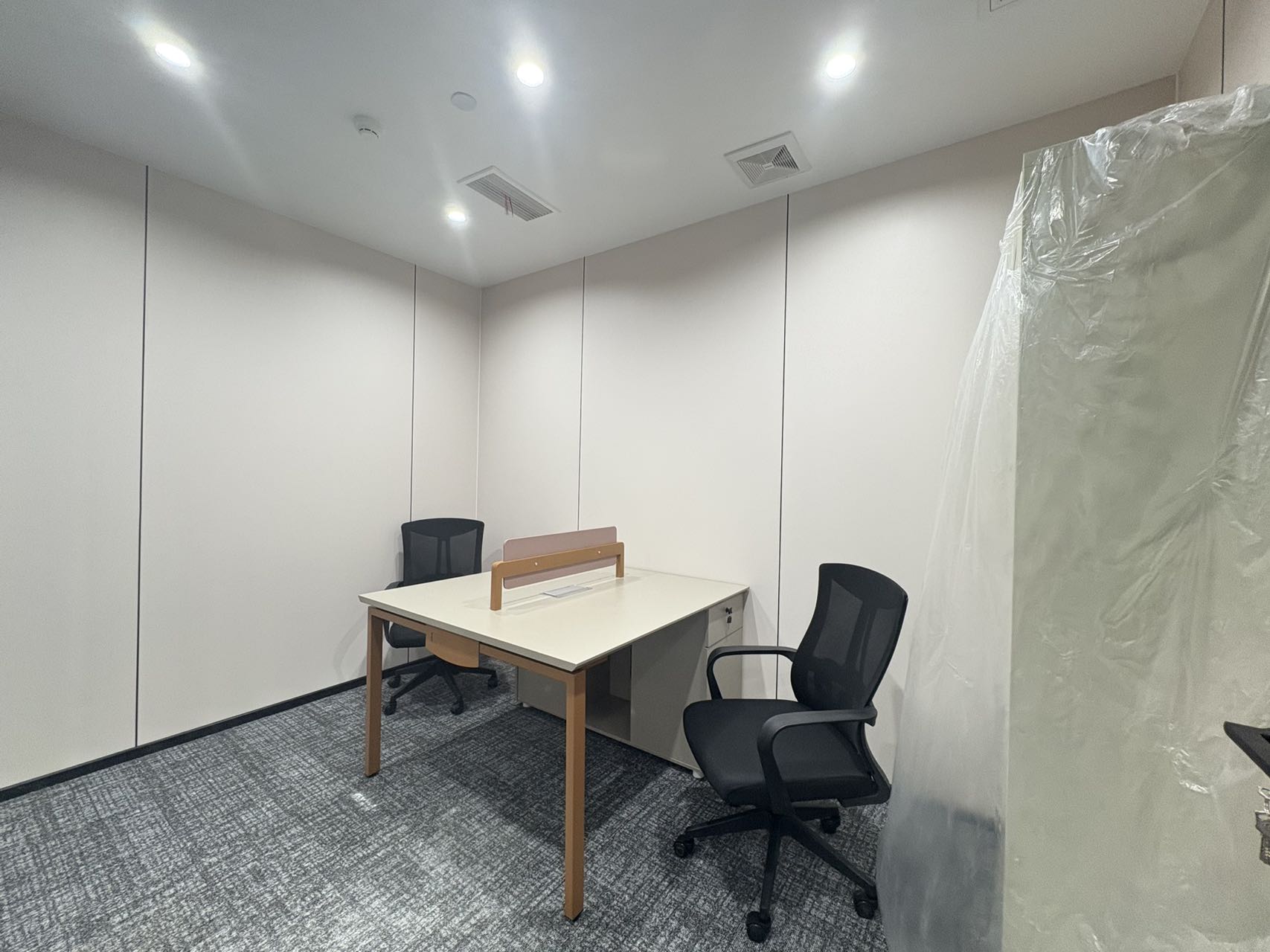 成华区杉板桥地铁四五百米 144平 3隔间12工位 视野无遮挡 户型方正 落地大玻璃 多弗国际办公室出租