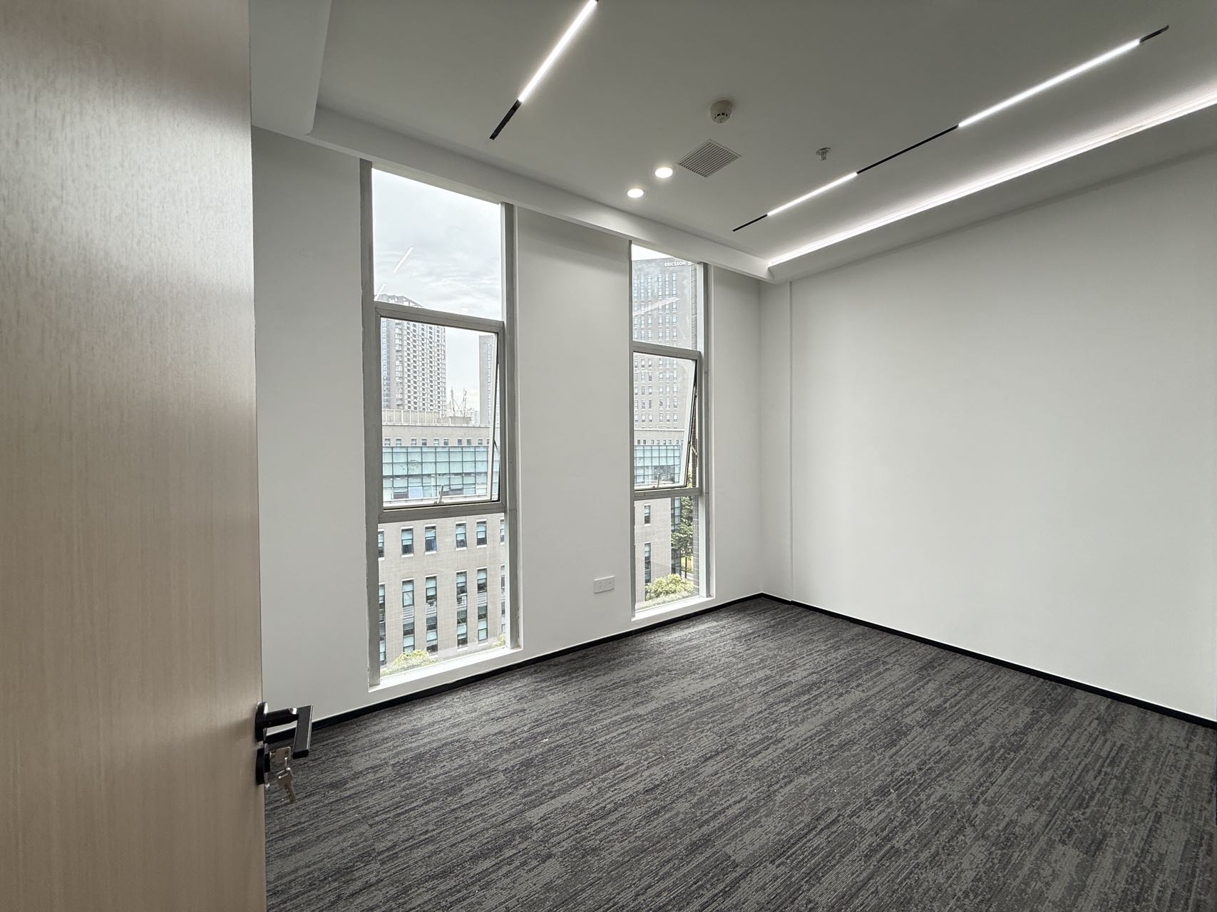 天府五街园区办公 自然氧吧 按套出租 2隔间24工位 精装带家具 含物业费 软件园D4办公室出租