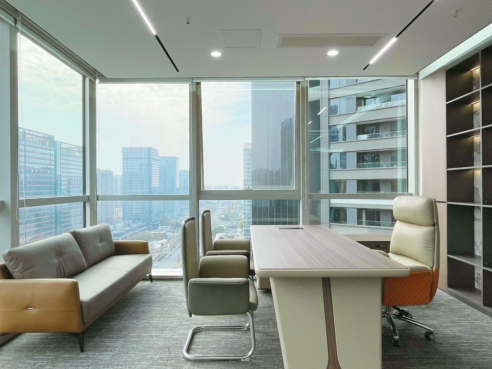 金融城无加时费优质楼盘 285平方 6隔间24工位 利用率高 视野巴适 大老板间 誉峰M3办公室出租