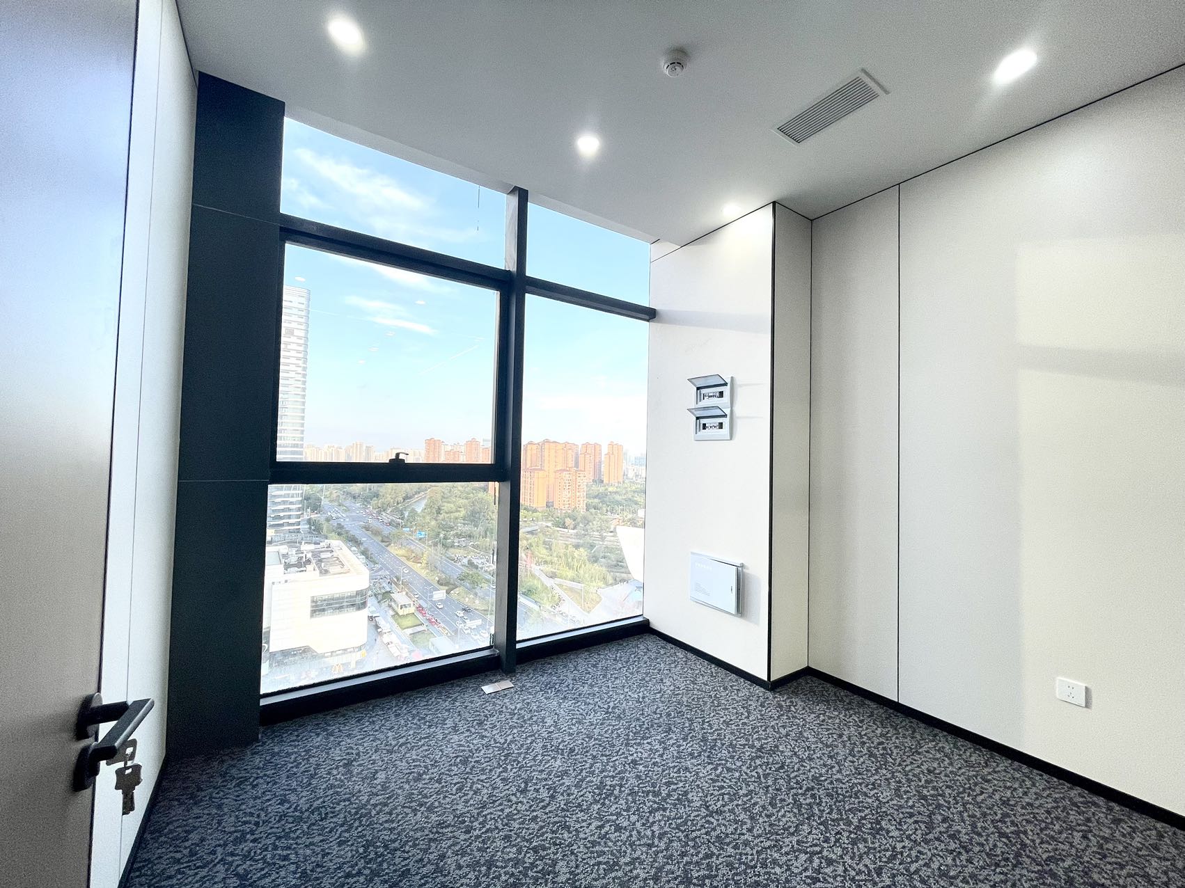 东门2.5环 紧邻理工大东郊记忆 优质小户型 138平 3隔间12工位 地铁口 24小时空调 龙腾广场办公室出租