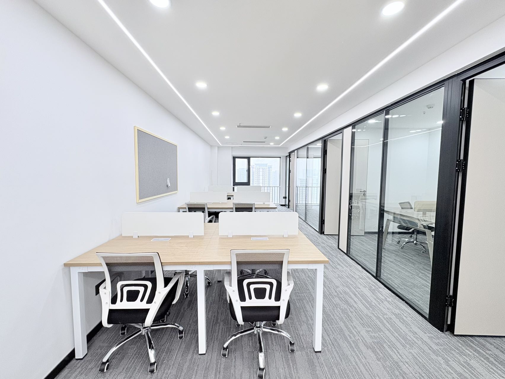 金牛区紧邻荷花池 双地铁口 165平 3隔间12工位 户型方正 大小面积均有 含家具 迈里中心办公室出租