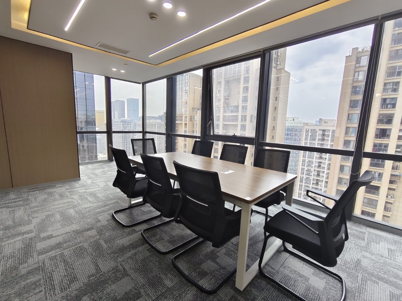 高新核心CBD区位 孵化园地铁400米 252㎡ 3隔间1储物间24工位 带家具 配套方便 新中泰国际办公室出租