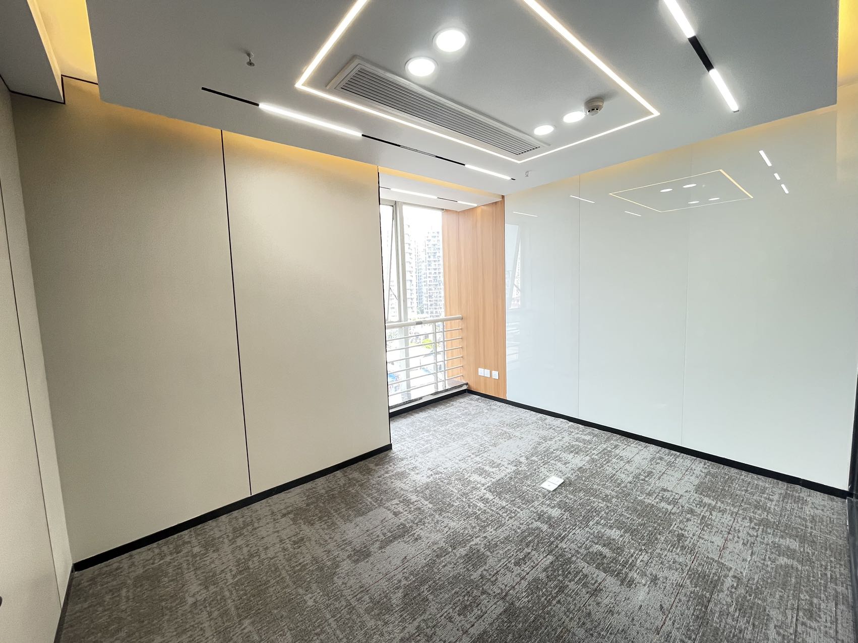 东门大桥地铁口套租 4隔间18工位 24小时空调 双面采光 户型方正 采光视野好 东方广场办公室出租