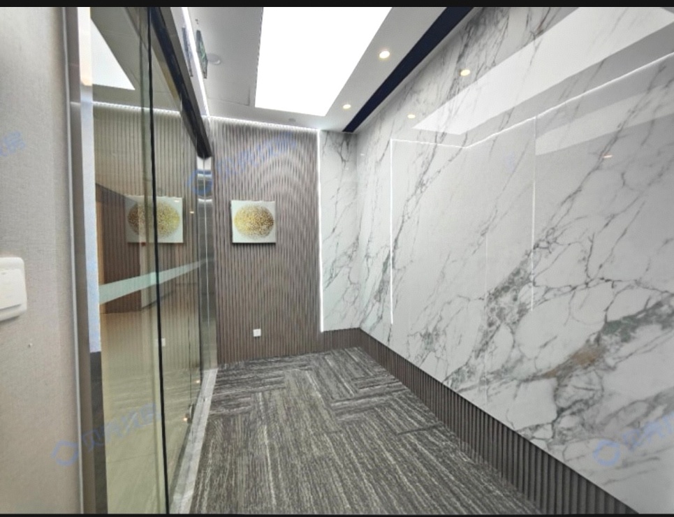 高新区世纪城地铁口小面积户型 3隔间12工位 那套出租 报价含物业费 近电梯 朝南  东方希望天祥办公室出租