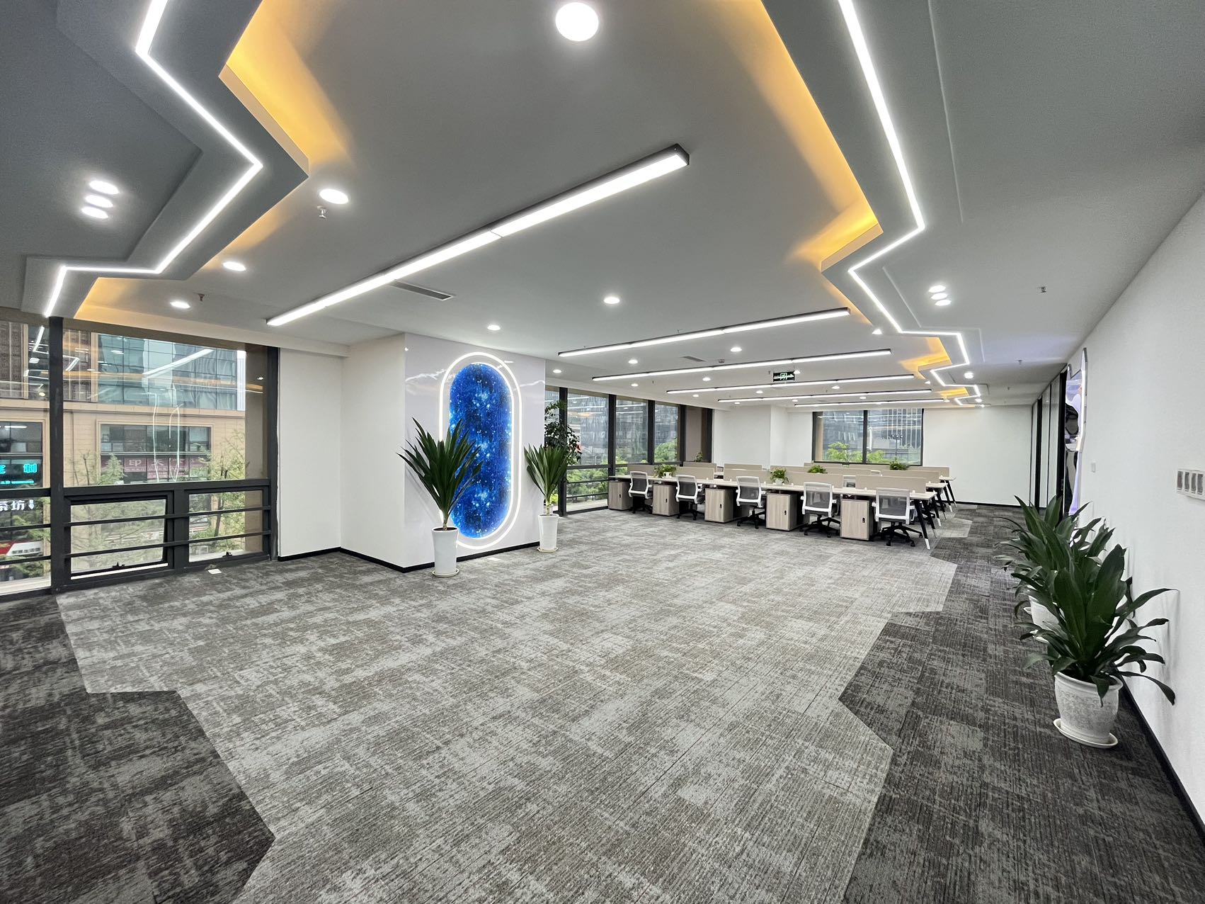 天府一街双面采光 前台星空顶时尚引领 按套出租 双面采光 5隔间40工位 近地铁 含家具 蜀都中心办公室出租