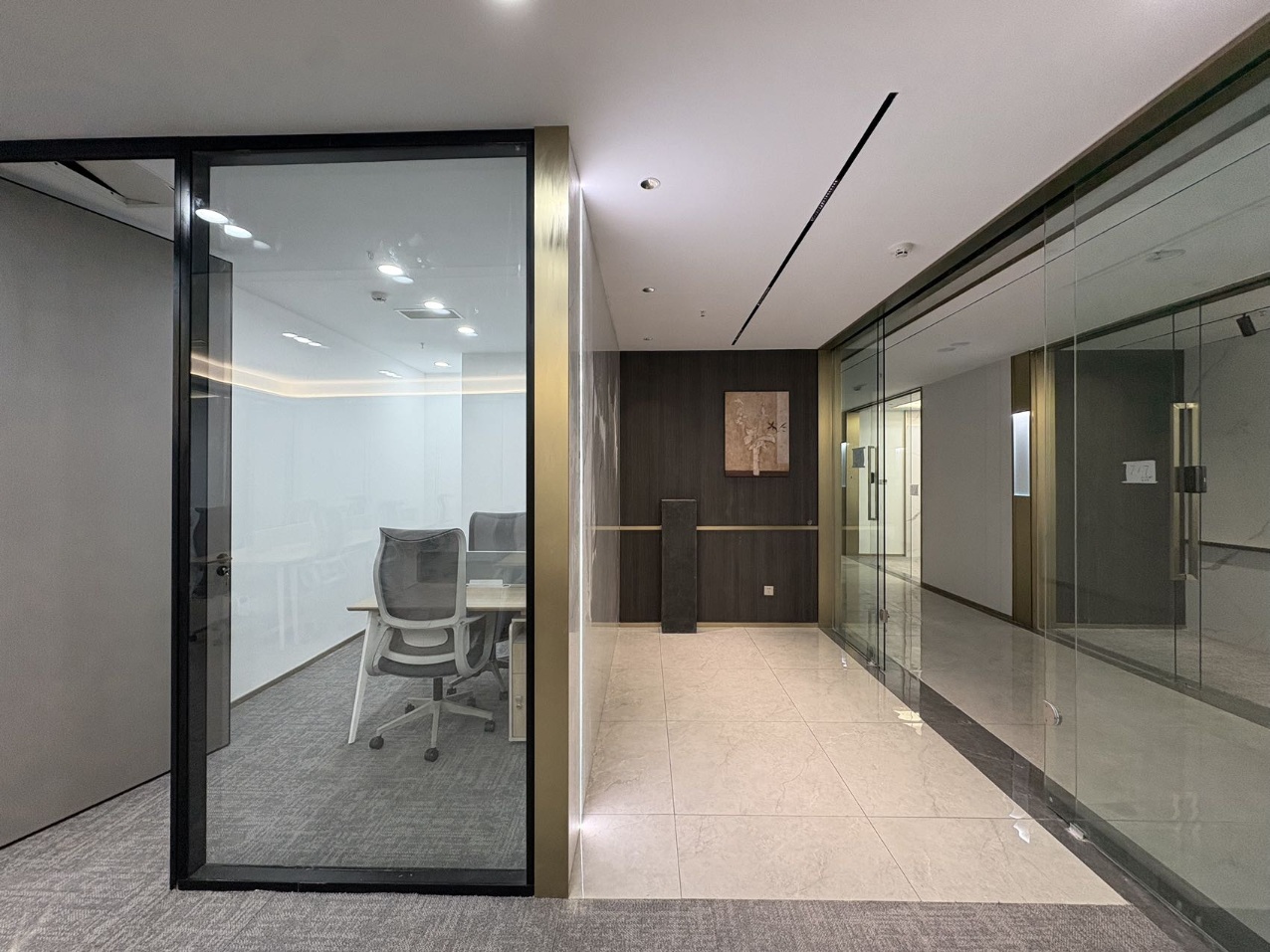 锦江区金石路附近 精装220平4隔间16工位 大小面积都有 物业含空调能耗 世纪广场办公室出租