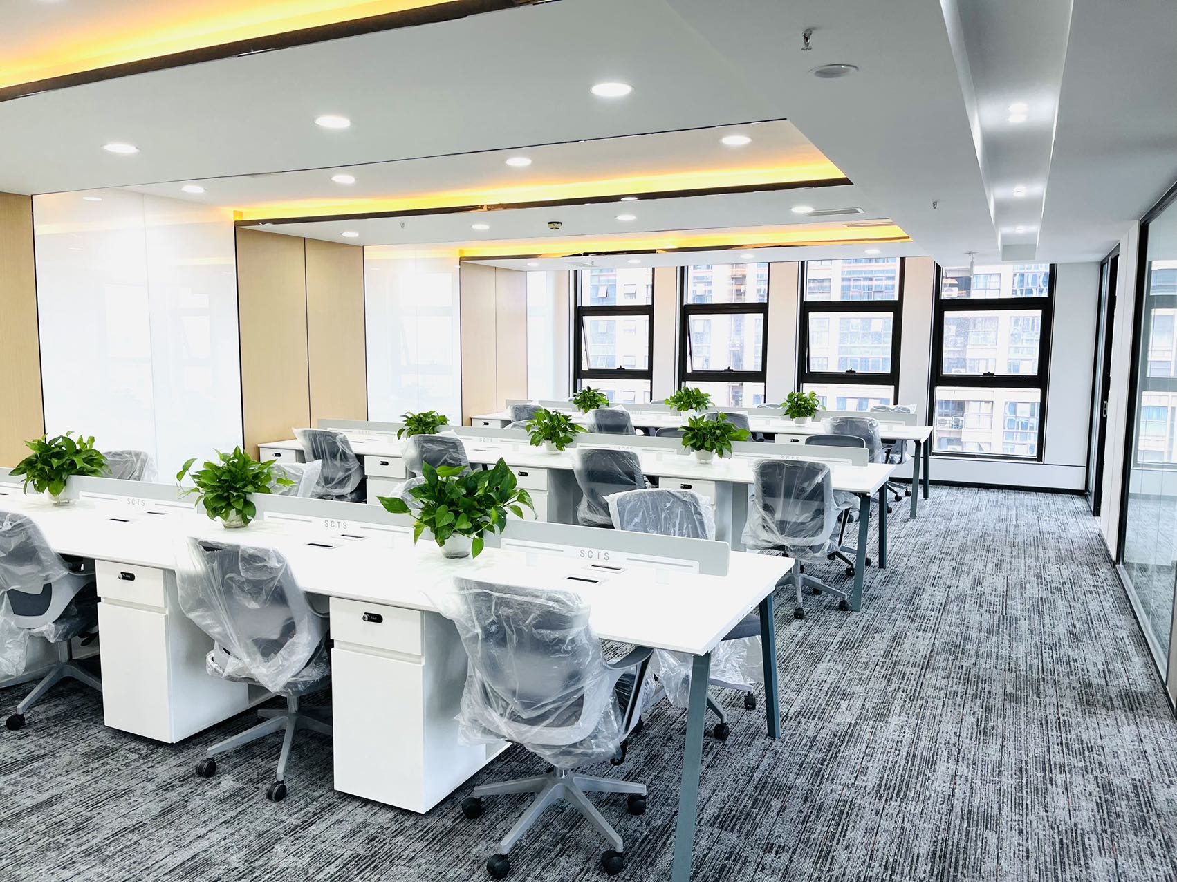 孵化园地铁四百米 380平 6隔间24工位 大老板间会议室 西南双面采光 视野开阔 中航国际交流中心办公室出租