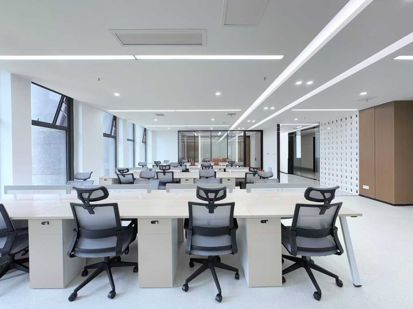 天府三街地铁口 侧对电梯 按套出租含物业费 4隔间30工位 拎包入住 新希望国际办公室出租