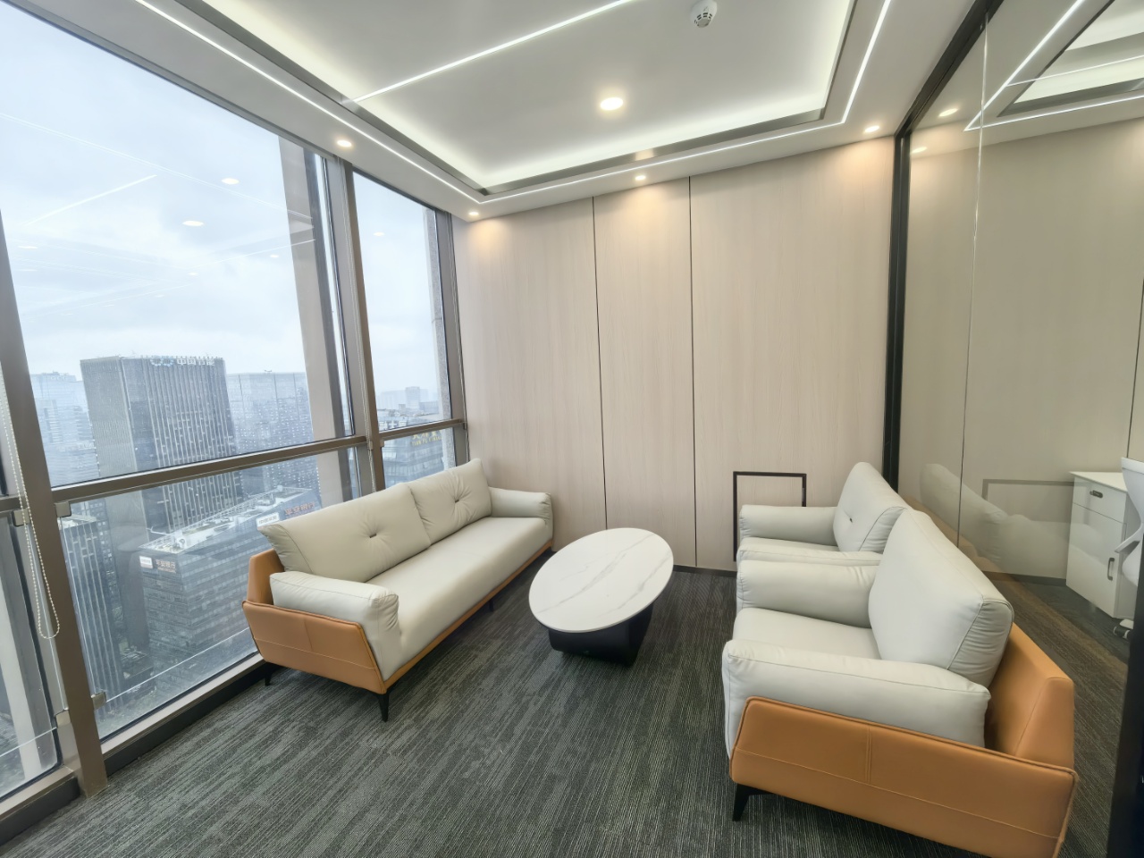 高新区世纪城地铁口甲级小户型 按套出租含物业费 3隔间12工位 电梯口 高区 含网络 东方希望天祥办公室出租