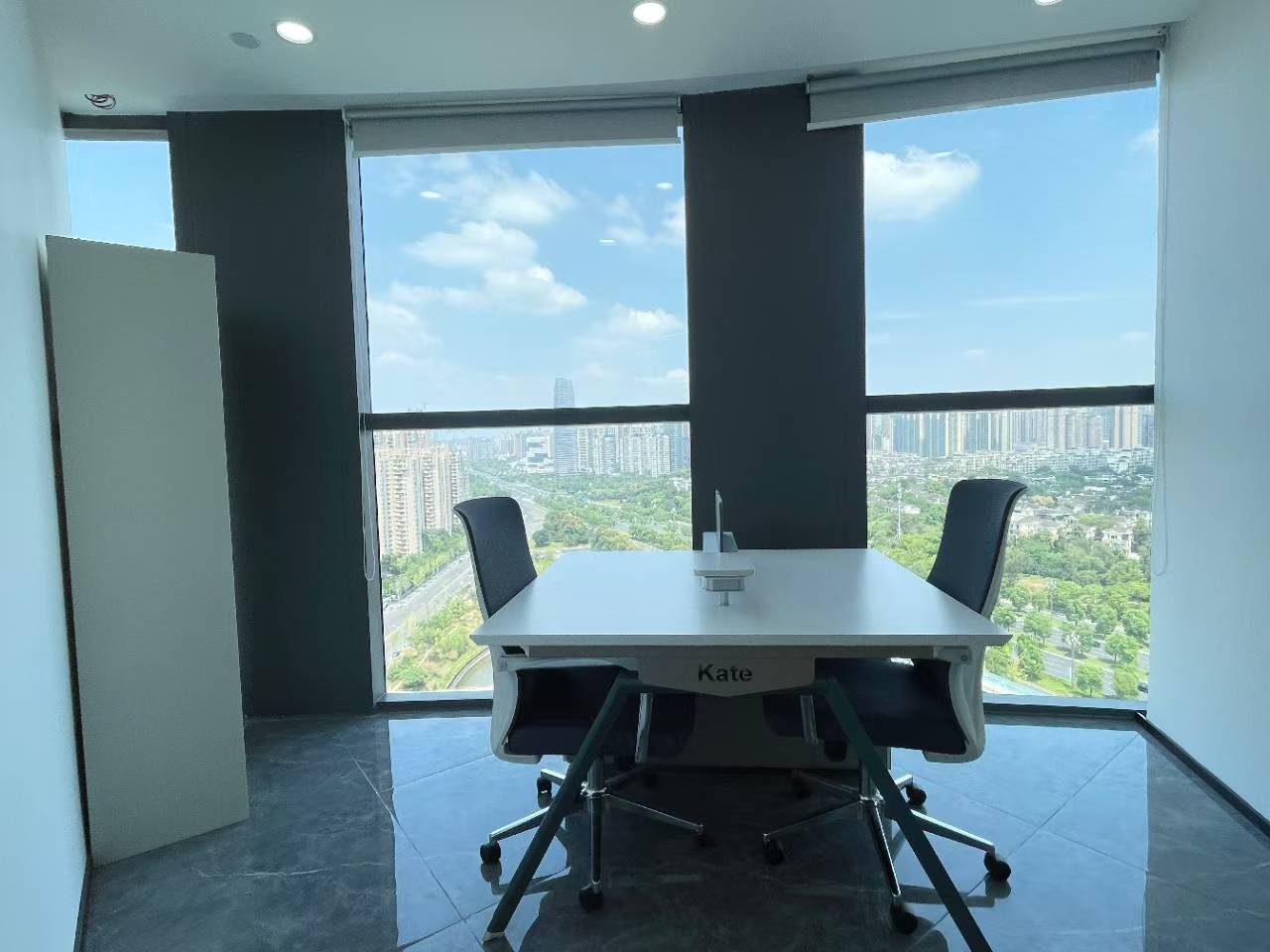 天府新区1号线广福地铁口 服务面积250平 4隔间16工位 精装带家具 全地砖 美凯龙大厦办公室出租