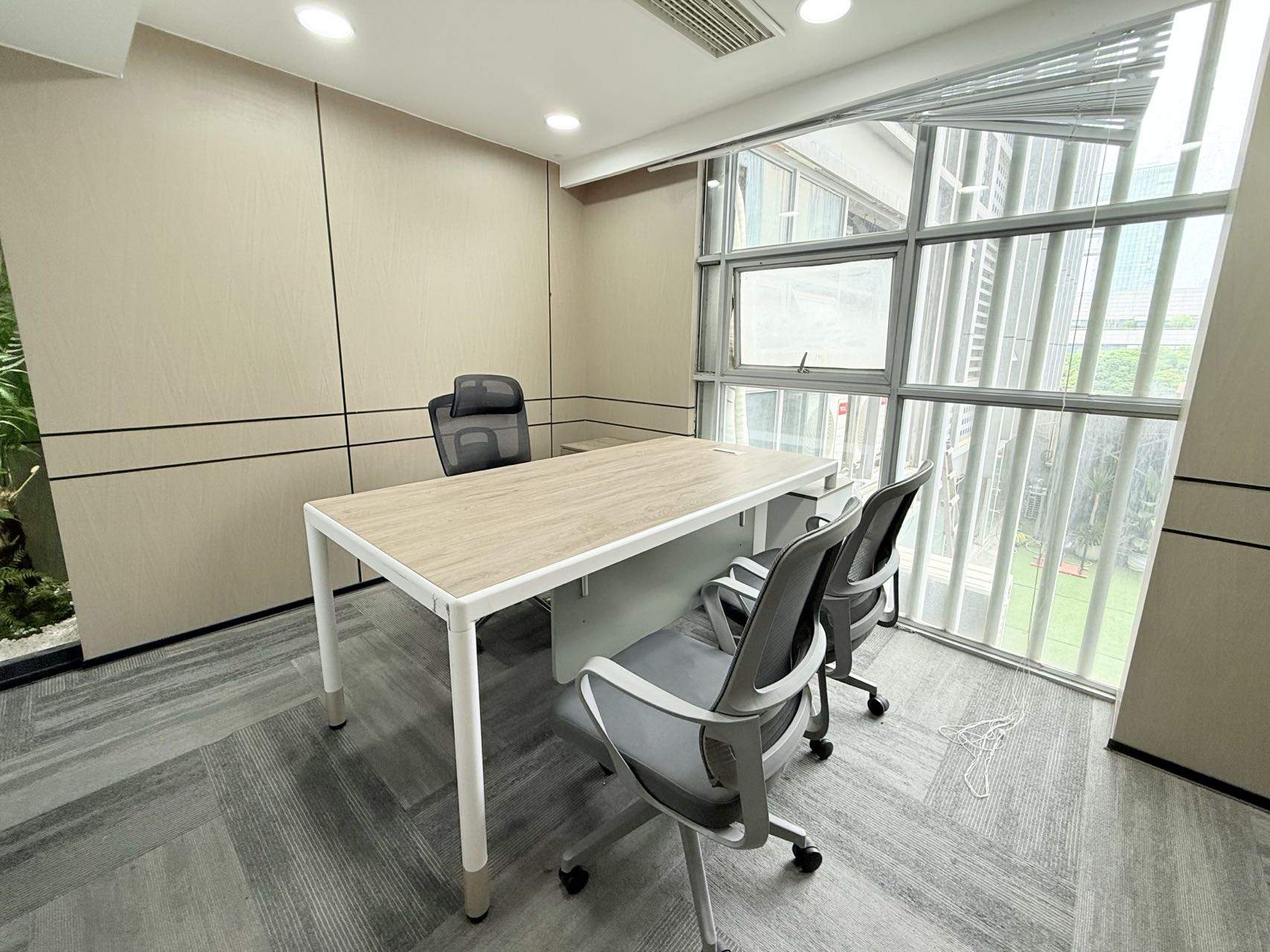 1号线高新地铁口 218平 3隔间18工位 无加时费 含家具可调换 特价出租 理想中心办公室出租